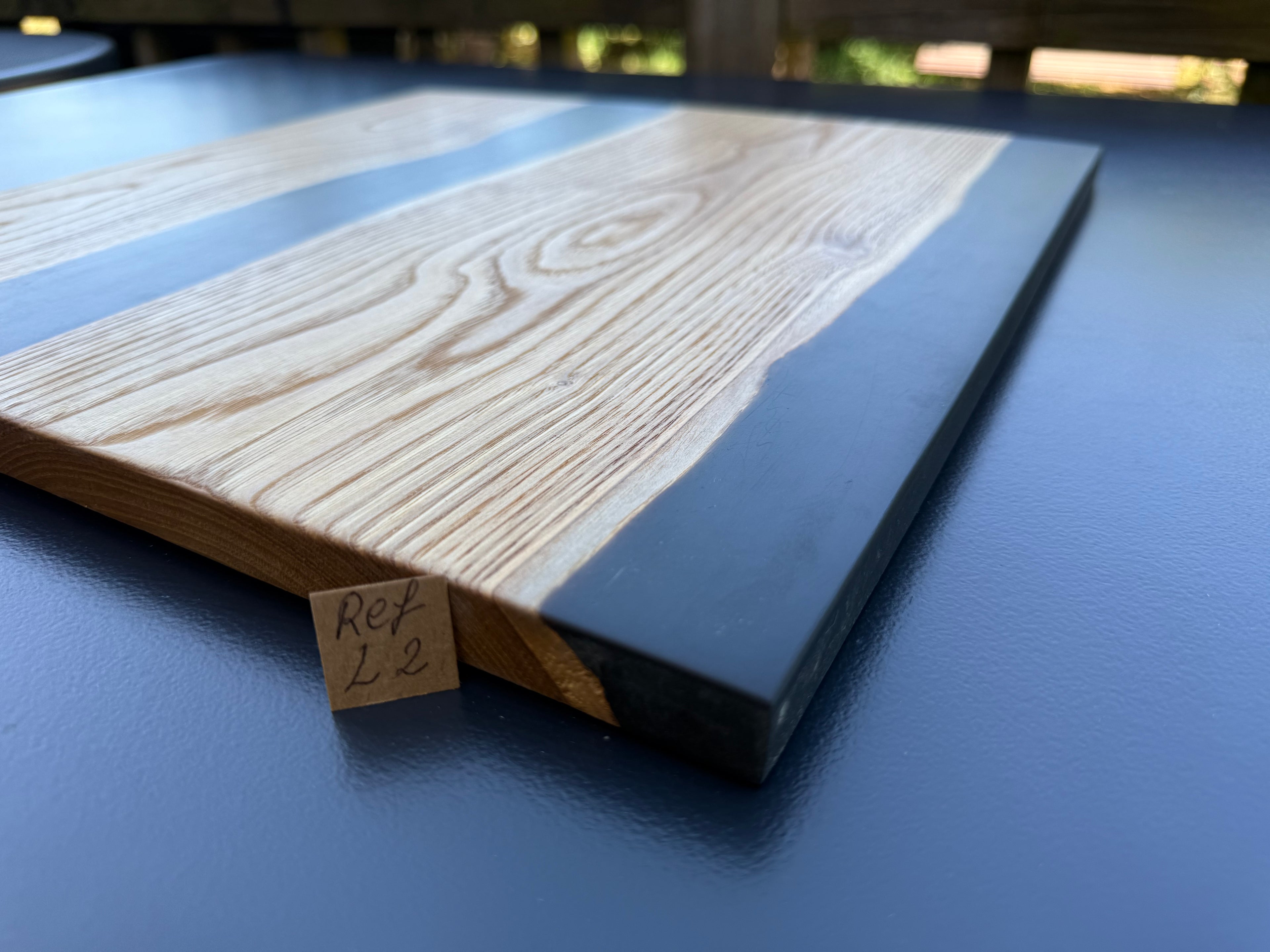 Plateau de service artisanal en bois et résine noire, forme carrée, référence L2 – vue 5