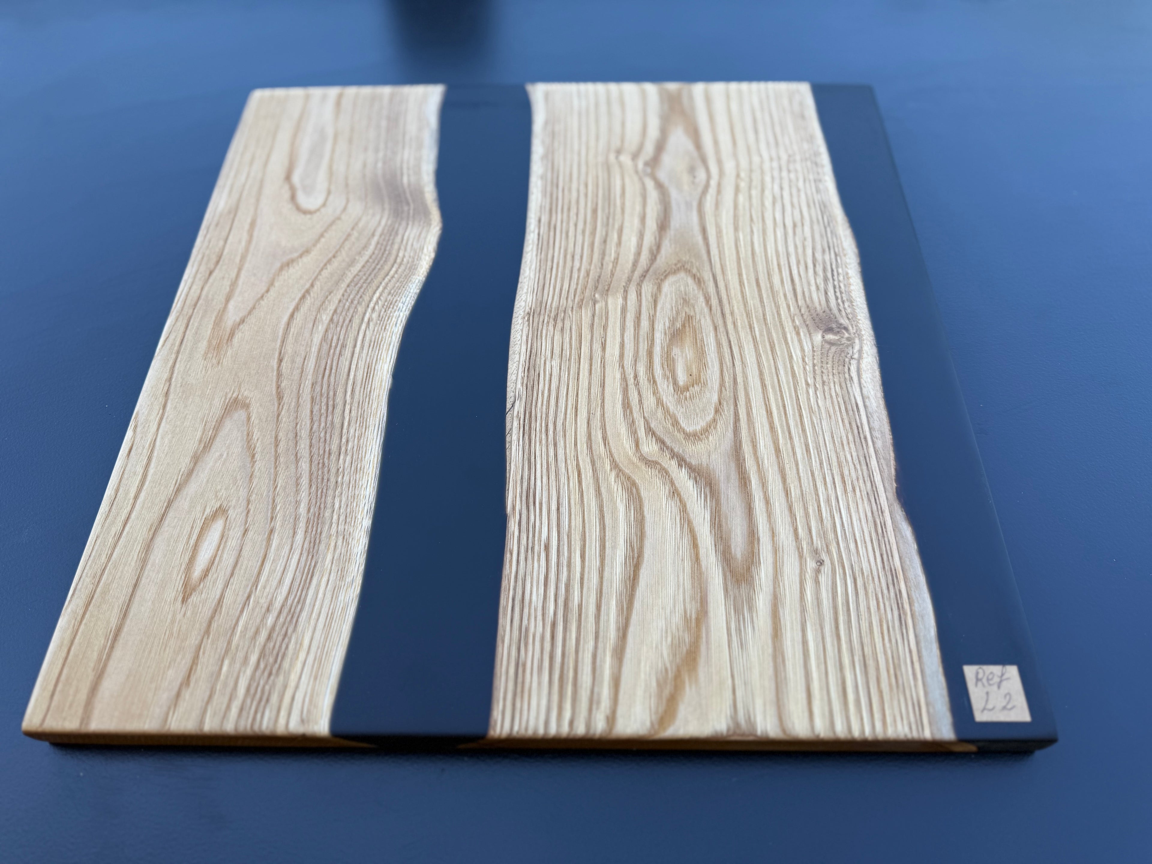 Plateau de service artisanal en bois et résine noire, forme carrée, référence L2 – vue 6
