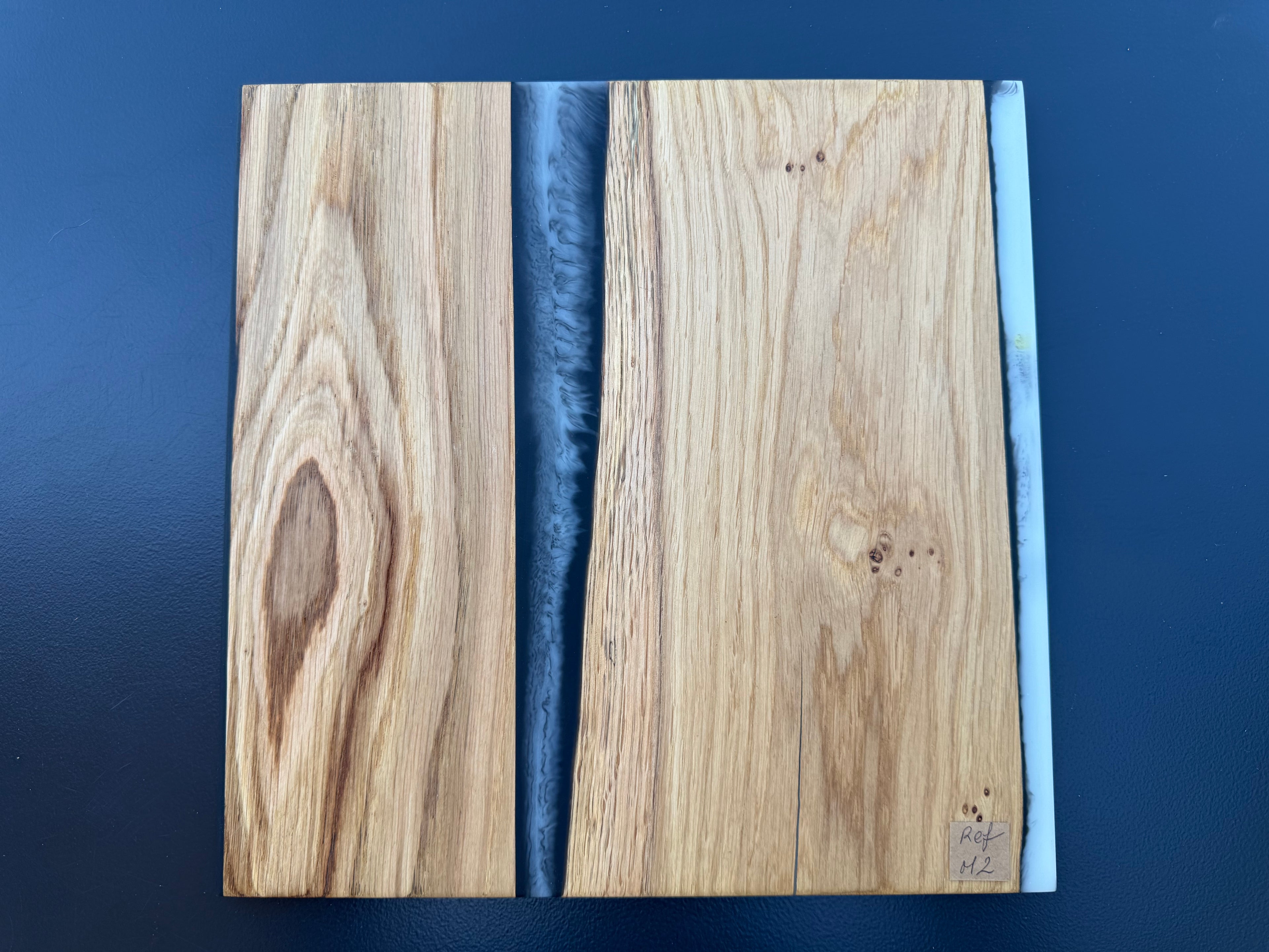 Plateau de service artisanal en bois et résine noire, forme carrée, référence M2 – vue 2