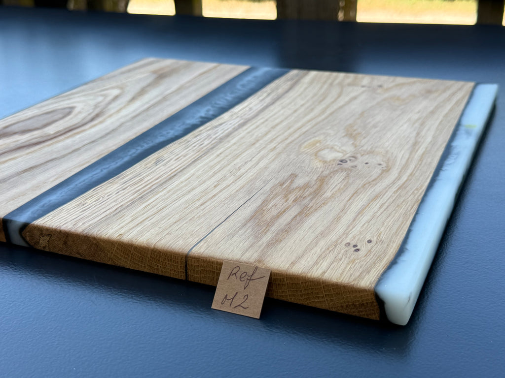 Plateau de service artisanal en bois et résine noire, forme carrée, référence M2 – vue 3