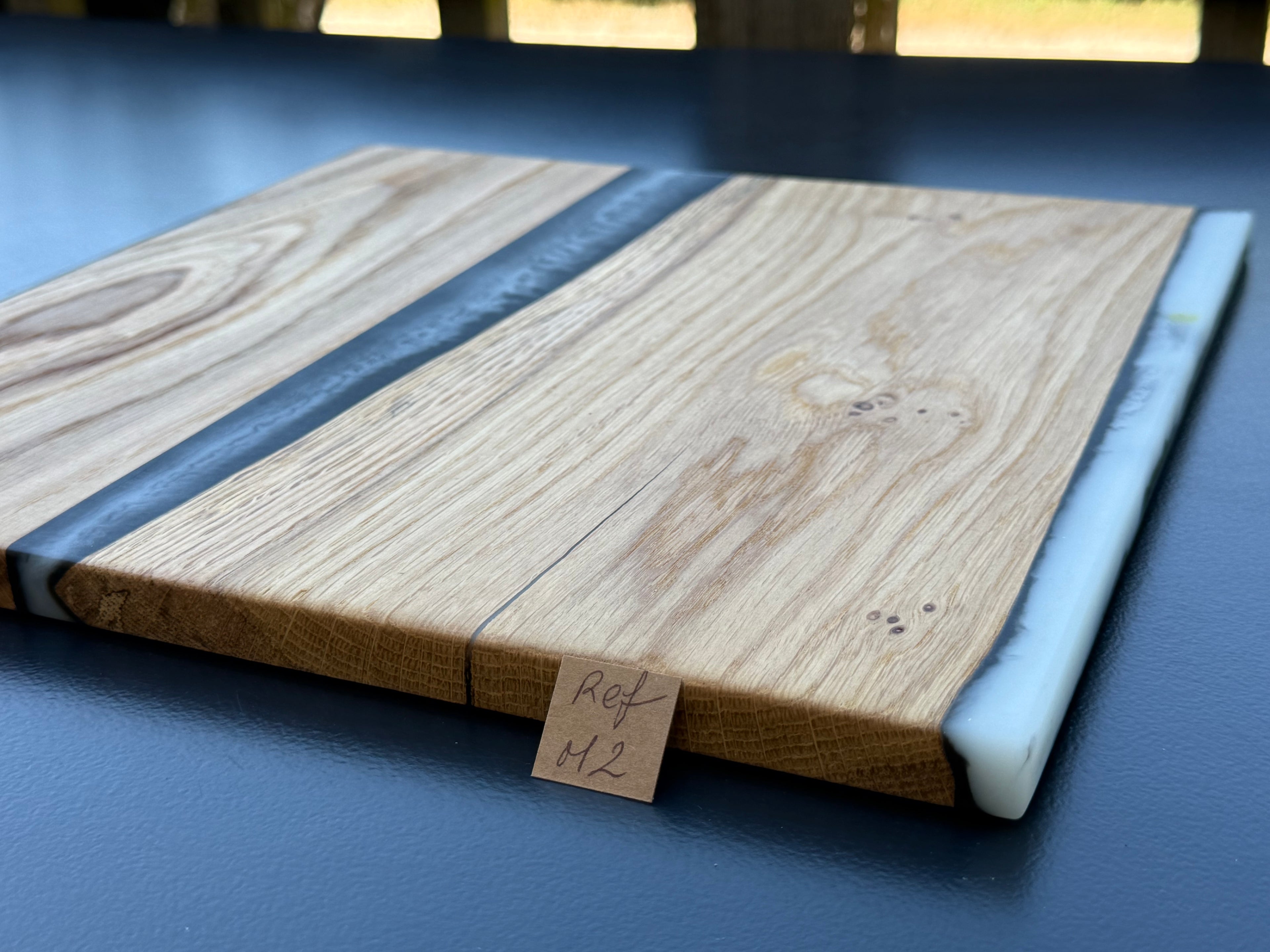 Plateau de service artisanal en bois et résine noire, forme carrée, référence M2 – vue 3