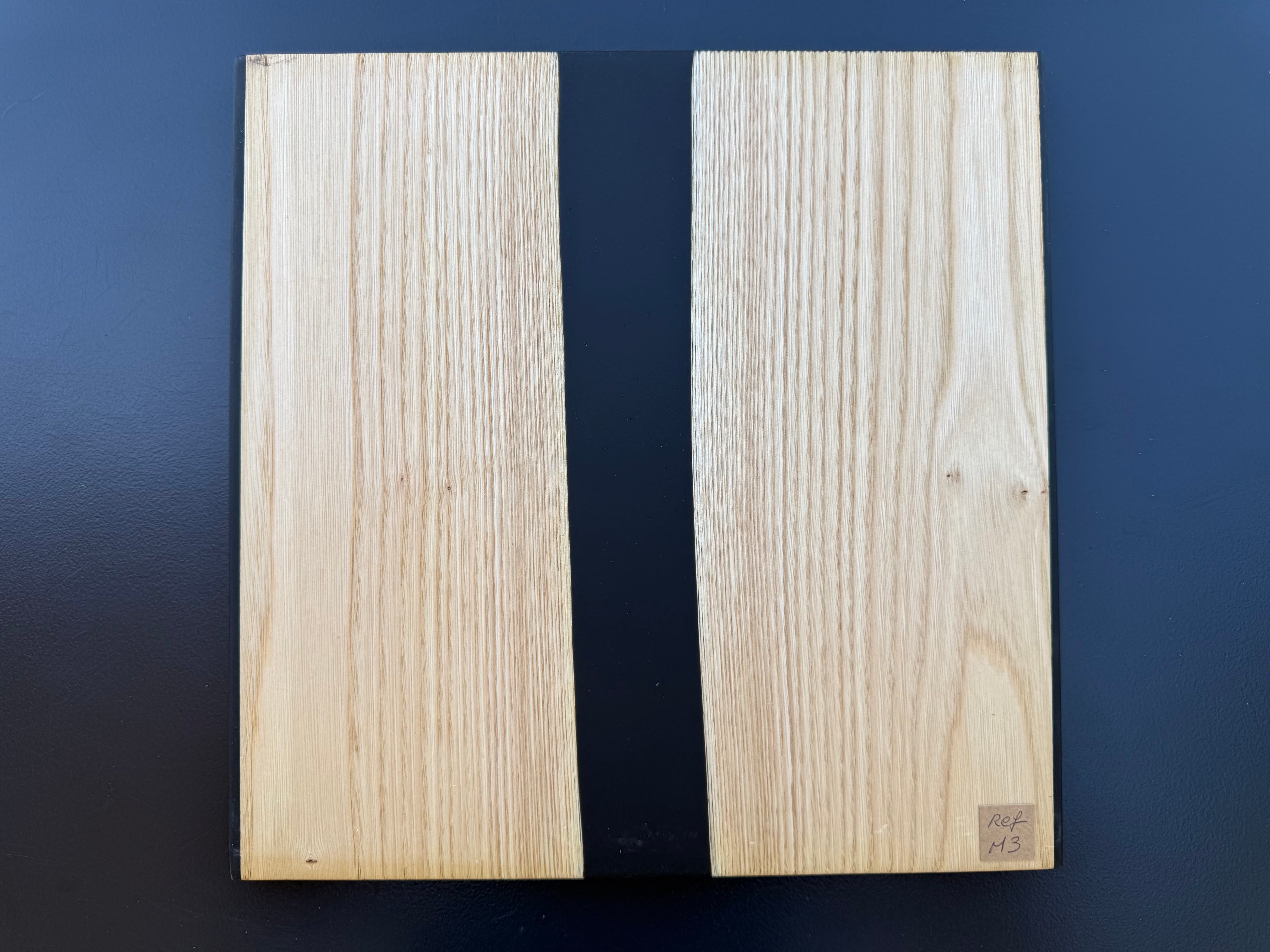 Plateau de service artisanal en bois et résine noire, forme carrée, référence M3