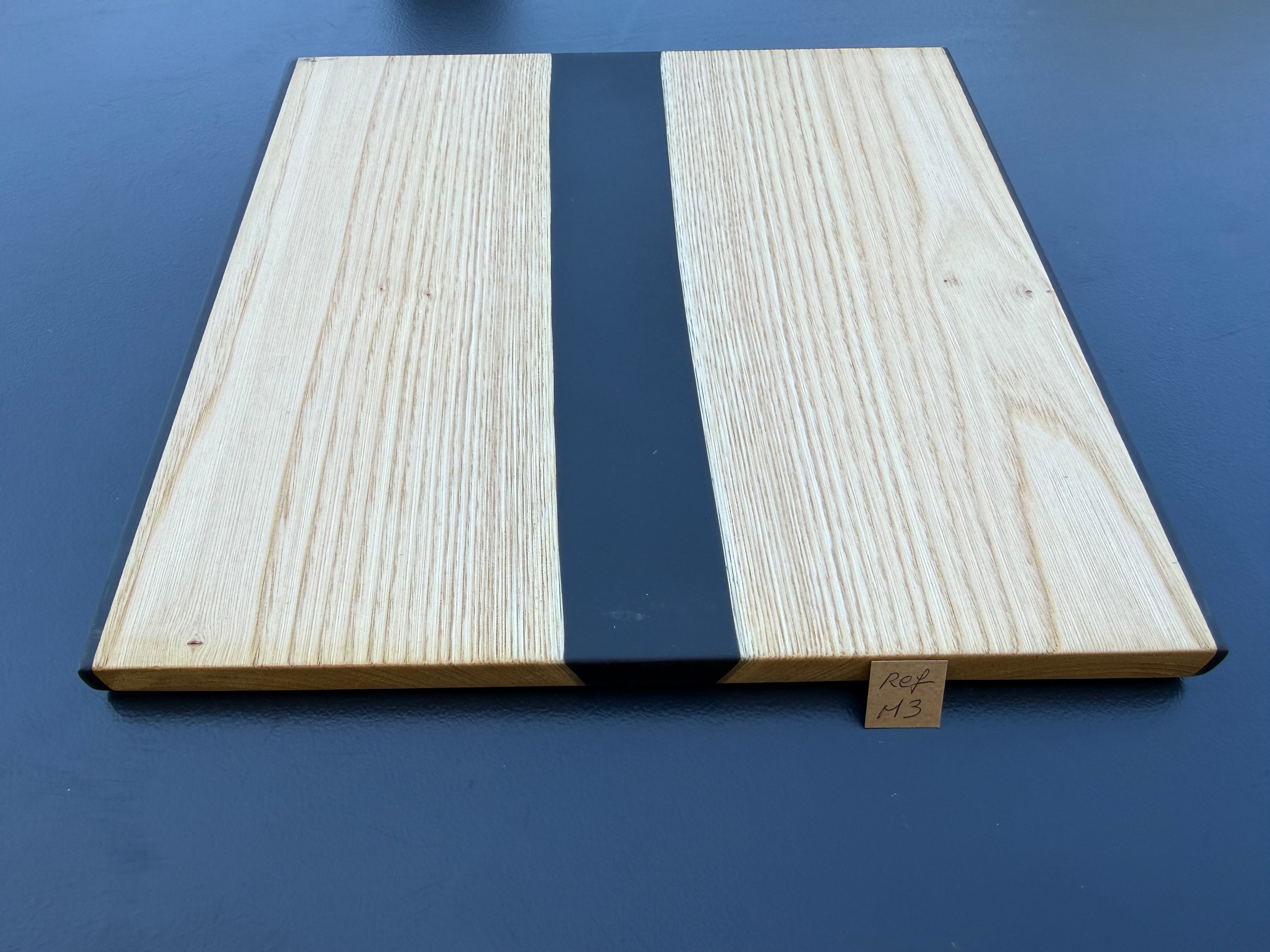 Plateau de service artisanal en bois et résine noire, forme carrée, référence M3 – vue 2