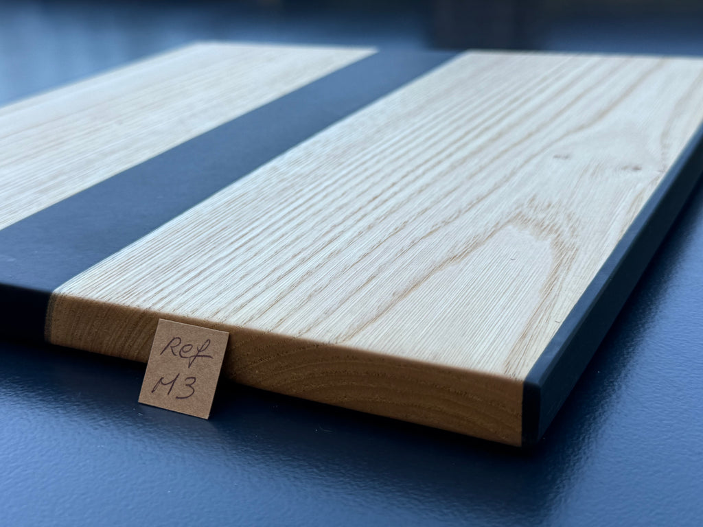 Plateau de service artisanal en bois et résine noire, forme carrée, référence M3 – vue 3