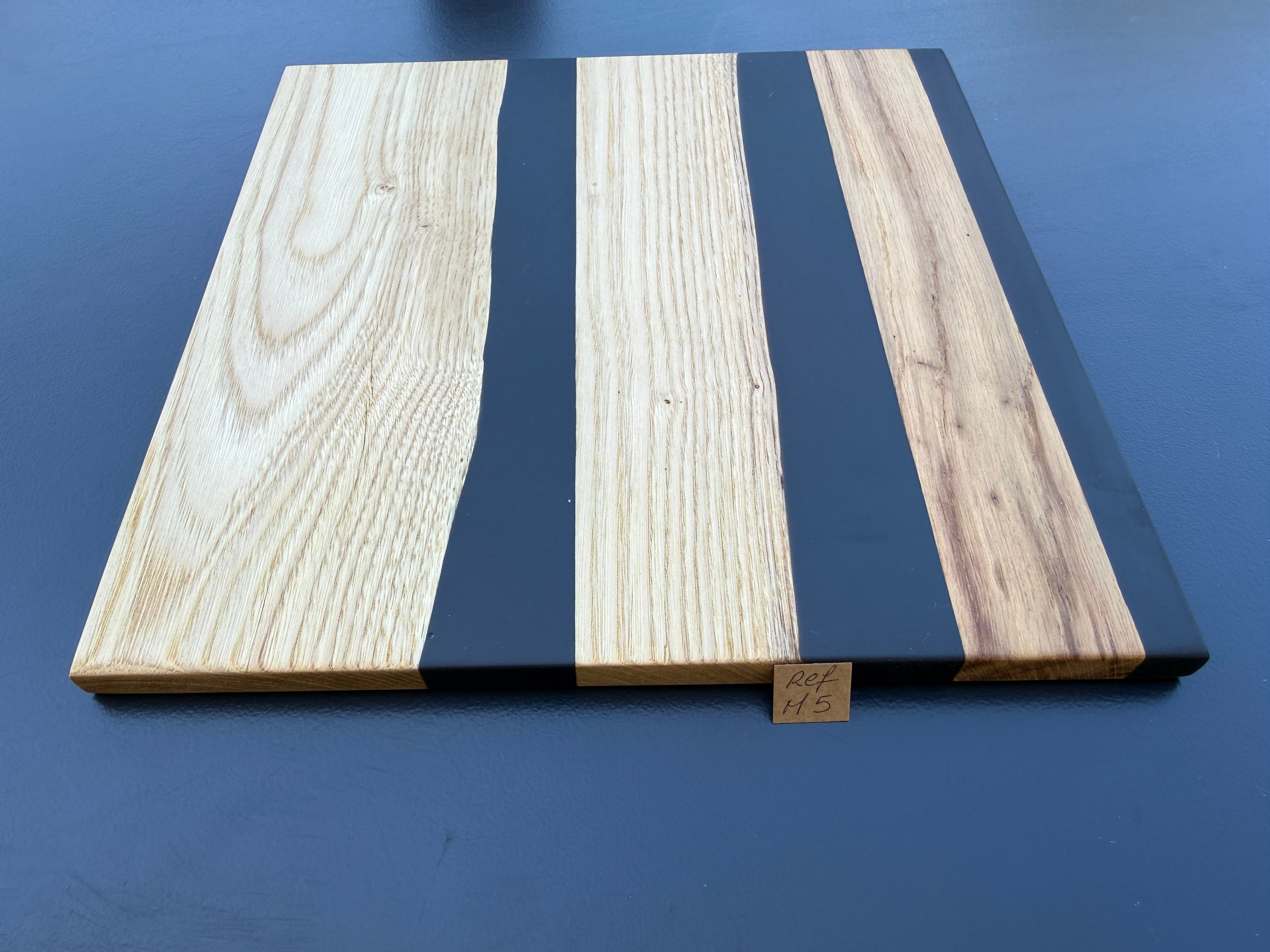 Plateau de service artisanal en bois et résine noire, forme carrée, référence M5