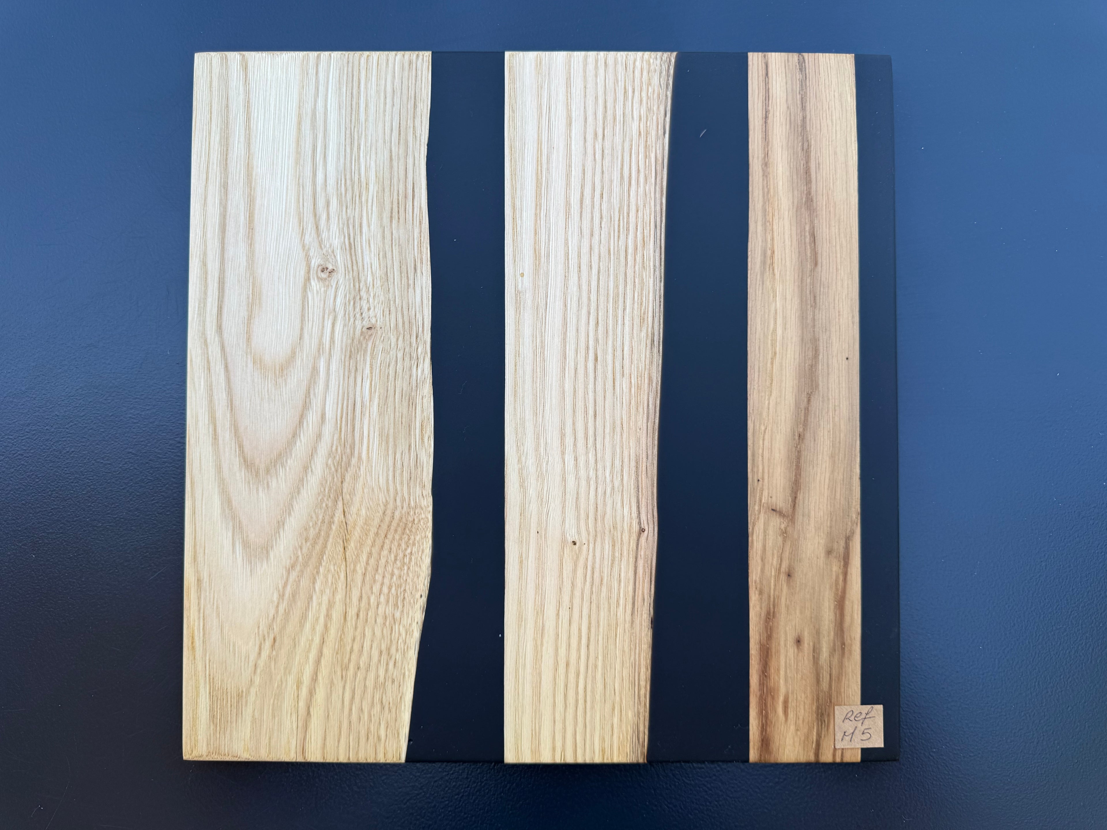 Plateau de service artisanal en bois et résine noire, forme carrée, référence M5 – vue 2