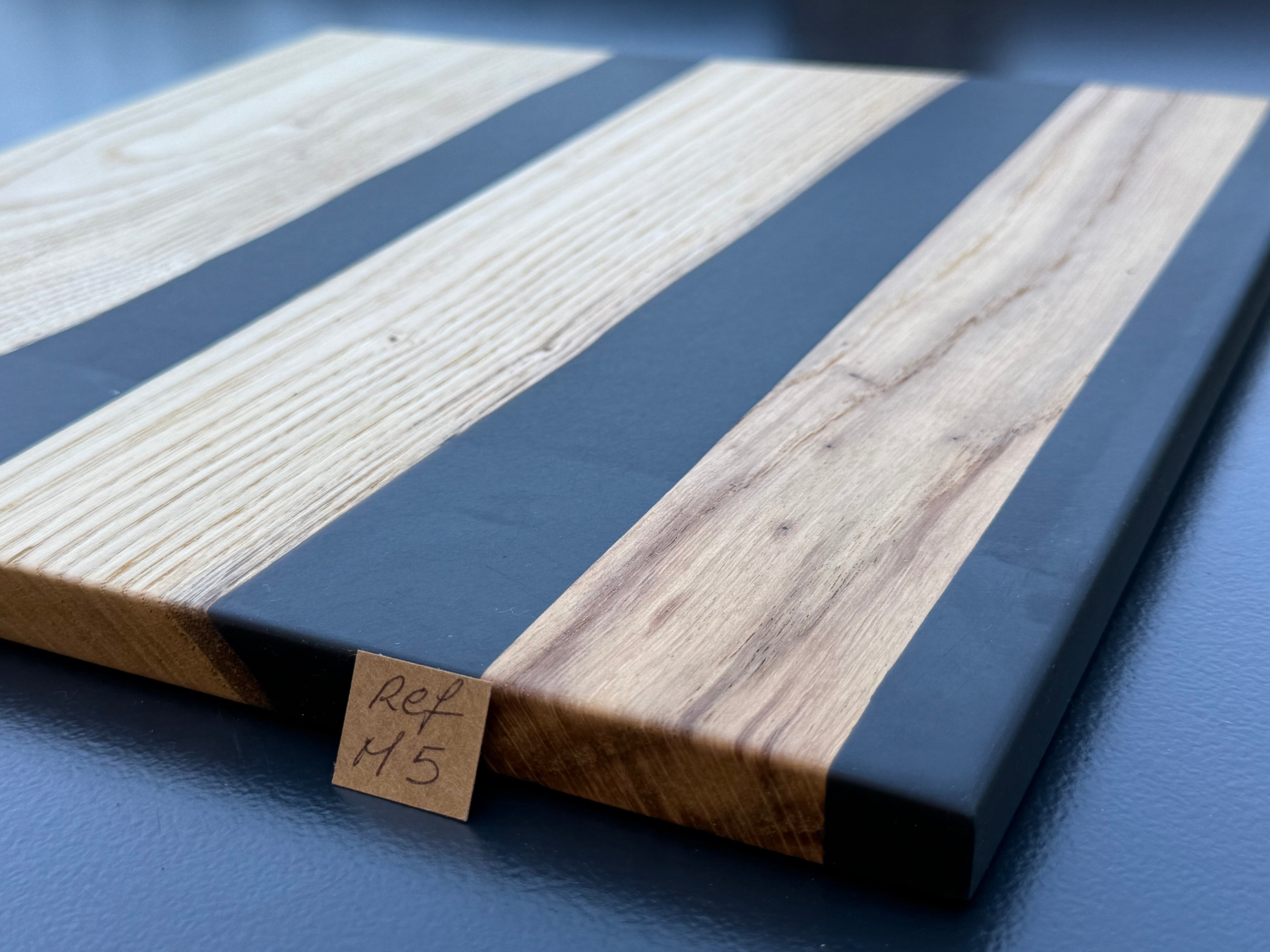 Plateau de service artisanal en bois et résine noire, forme carrée, référence M5 – vue 3