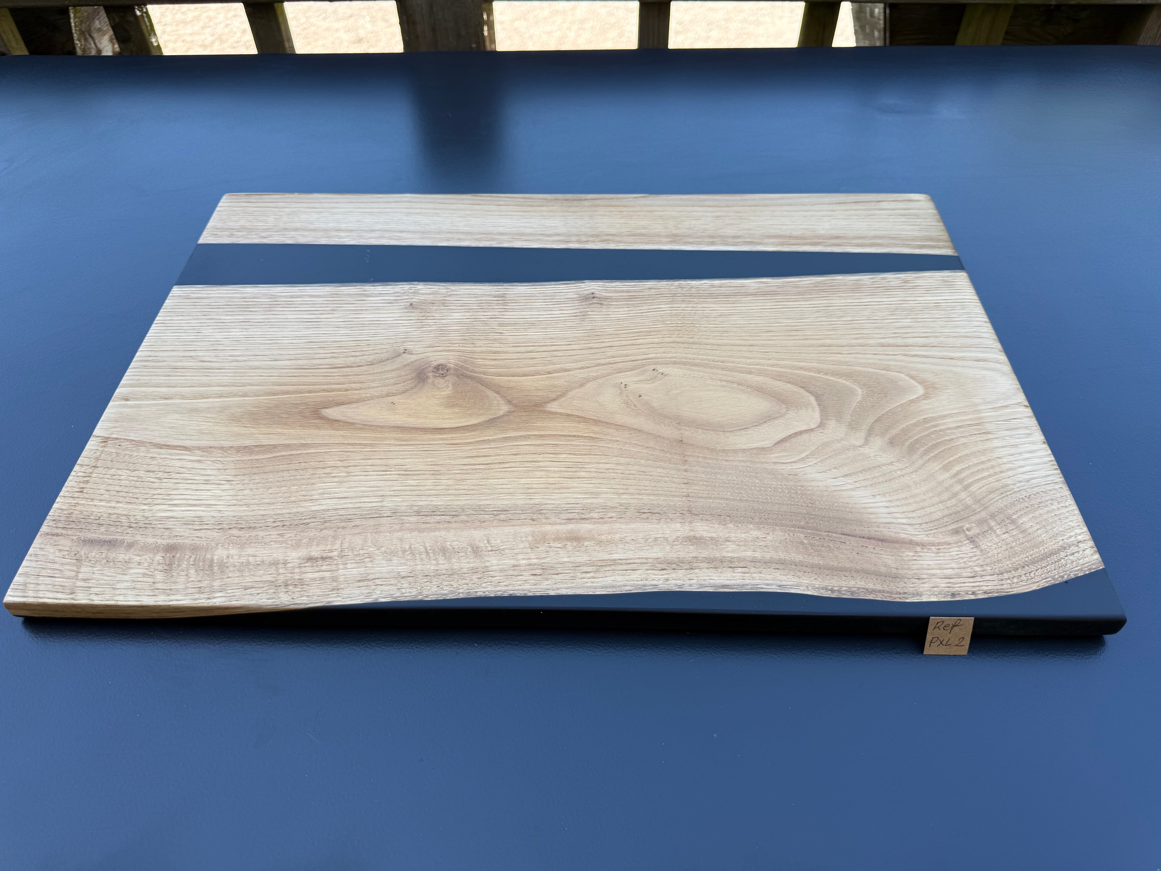 Plateau de service artisanal en bois et résine noire, forme carrée, référence PXL2