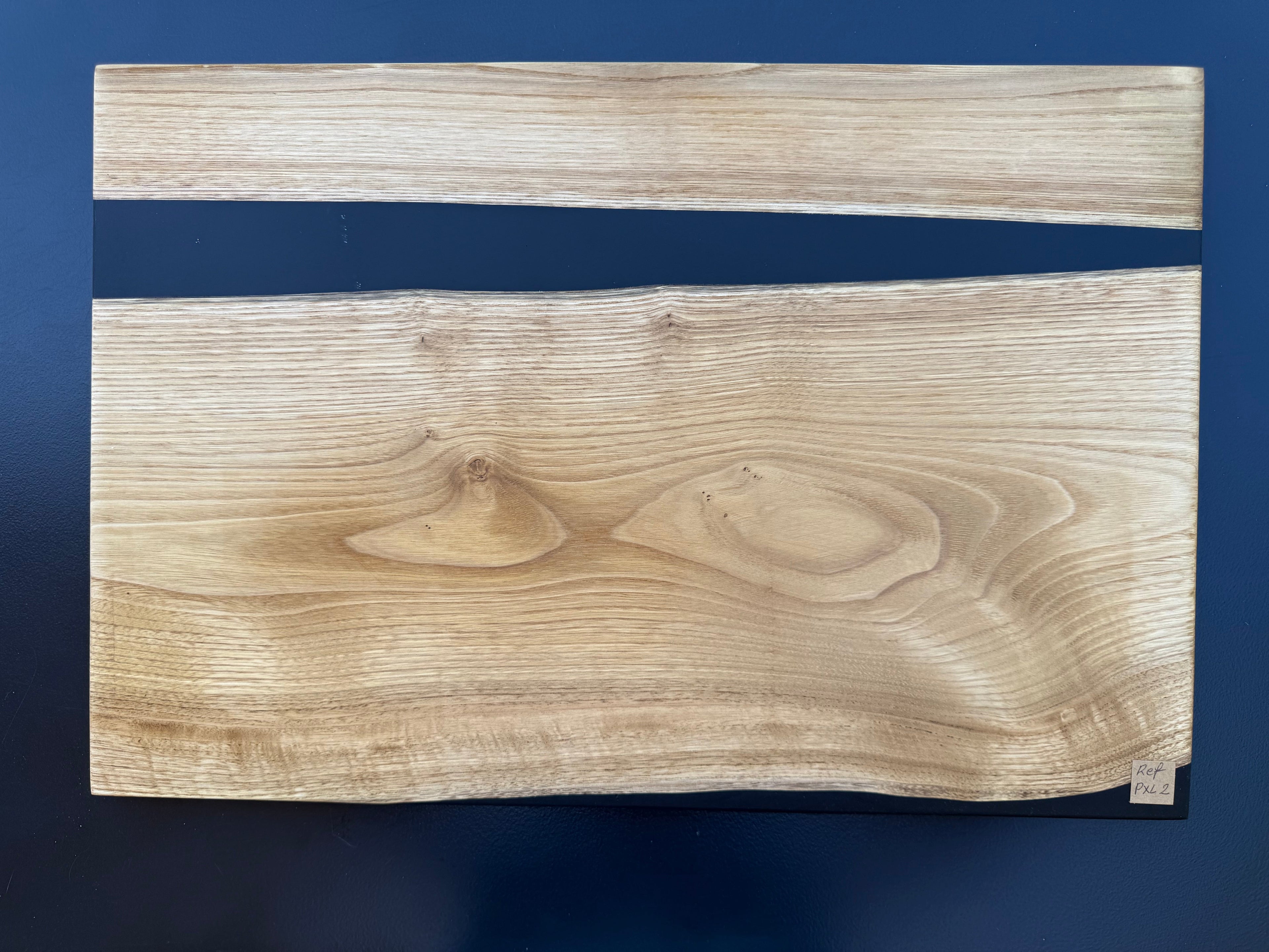 Plateau de service artisanal en bois et résine noire, forme carrée, référence PXL2 – vue 2