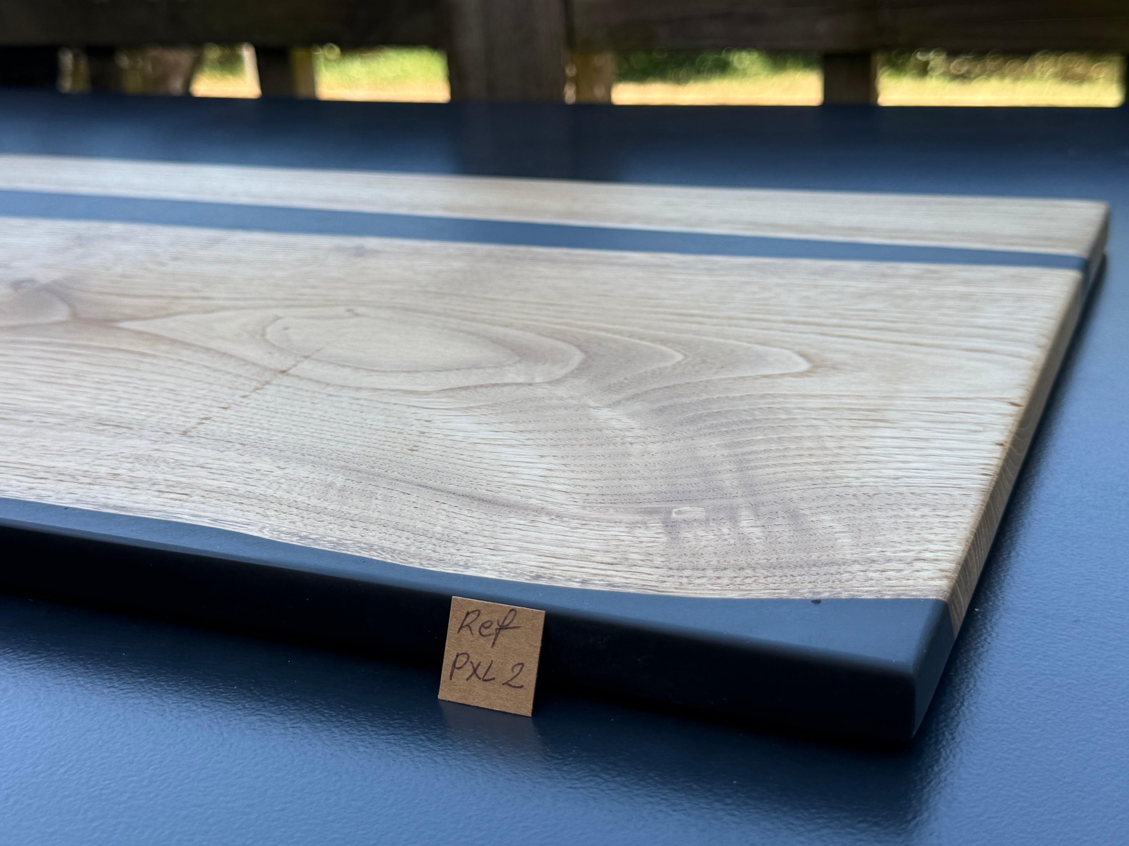 Plateau de service artisanal en bois et résine noire, forme carrée, référence PXL2 – vue 3