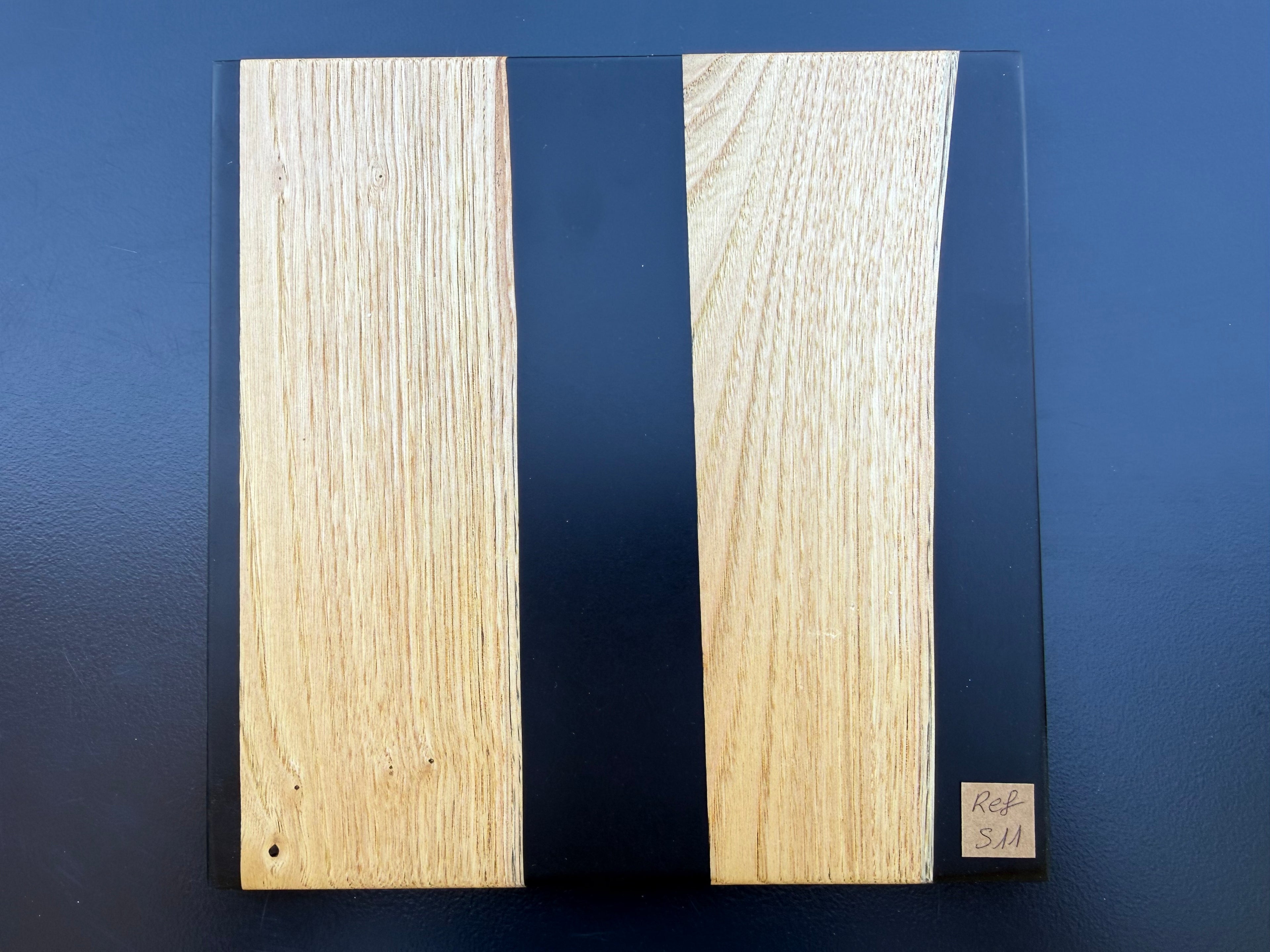 Plateau de service artisanal en bois et résine noire, forme carrée, référence S11