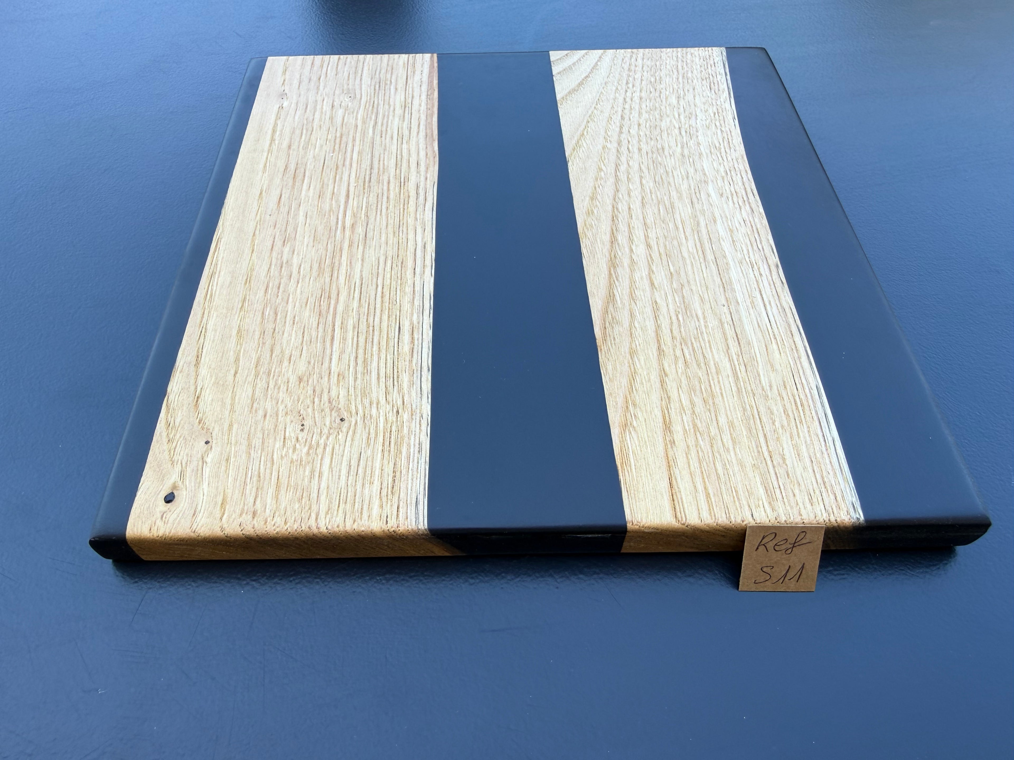Plateau de service artisanal en bois et résine noire, forme carrée, référence S11 – vue 2