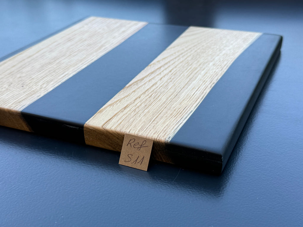 Plateau de service artisanal en bois et résine noire, forme carrée, référence S11 – vue 3