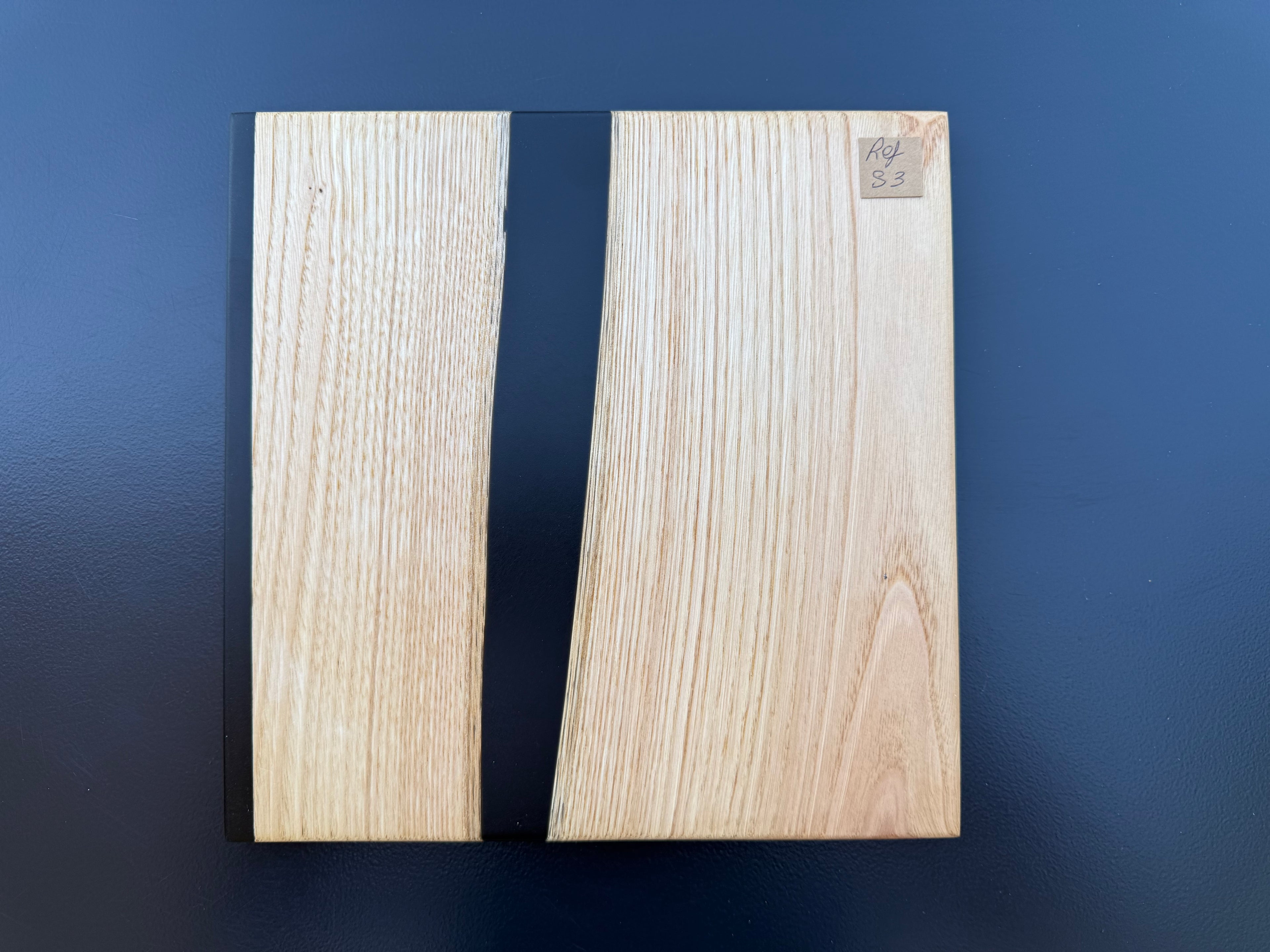Plateau de service artisanal en bois et résine noire, forme carrée, référence S3