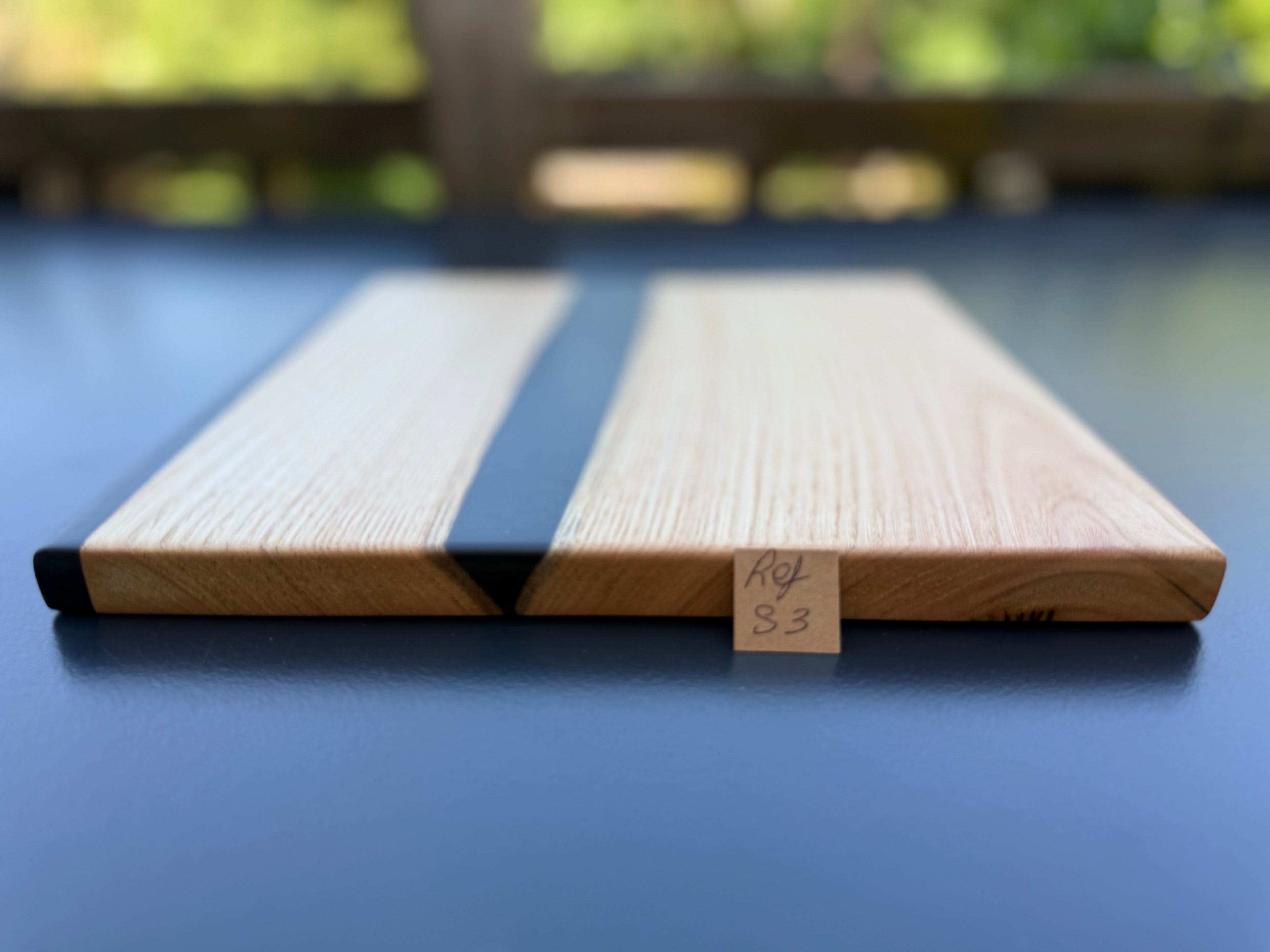 Plateau de service artisanal en bois et résine noire, forme carrée, référence S3 – vue 2