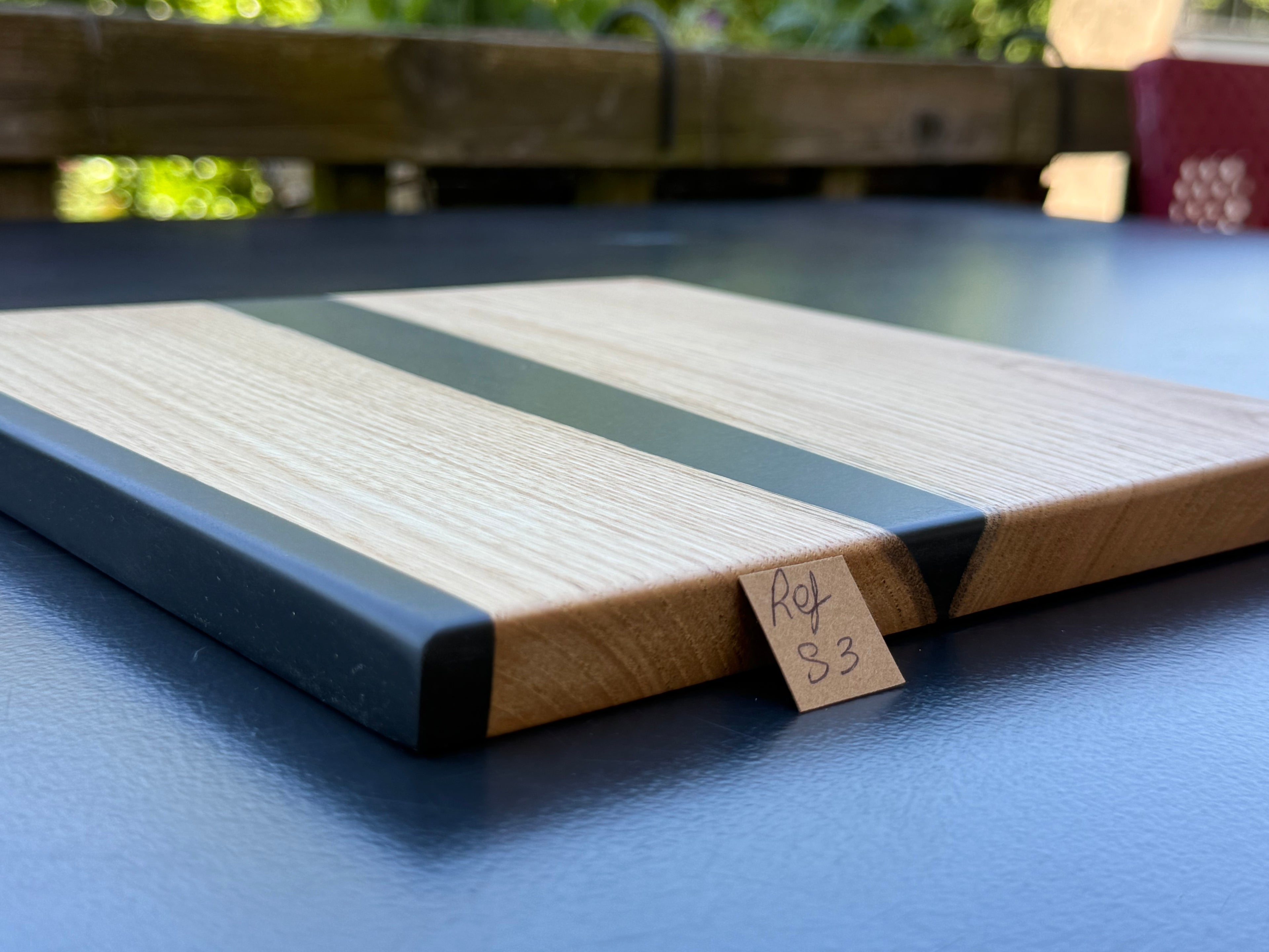 Plateau de service artisanal en bois et résine noire, forme carrée, référence S3 – vue 3