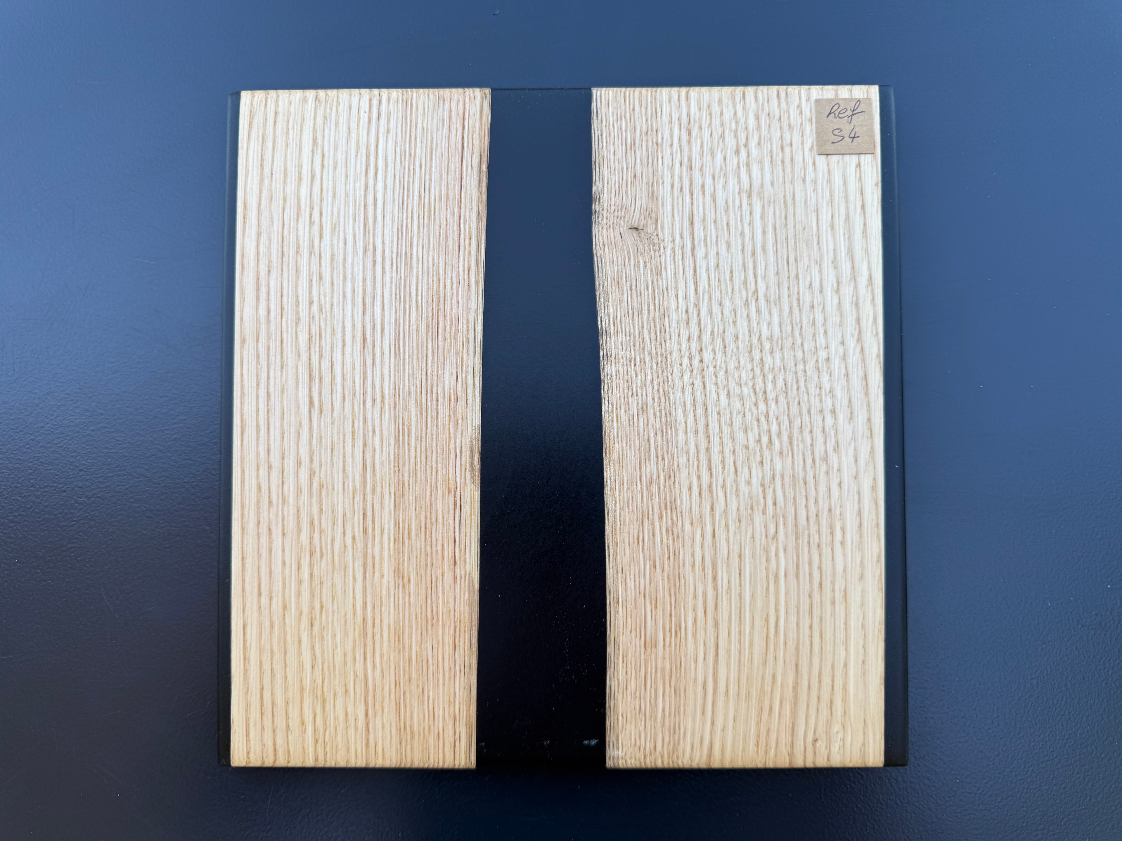 Plateau de service artisanal en bois et résine noire, forme carrée, référence S4