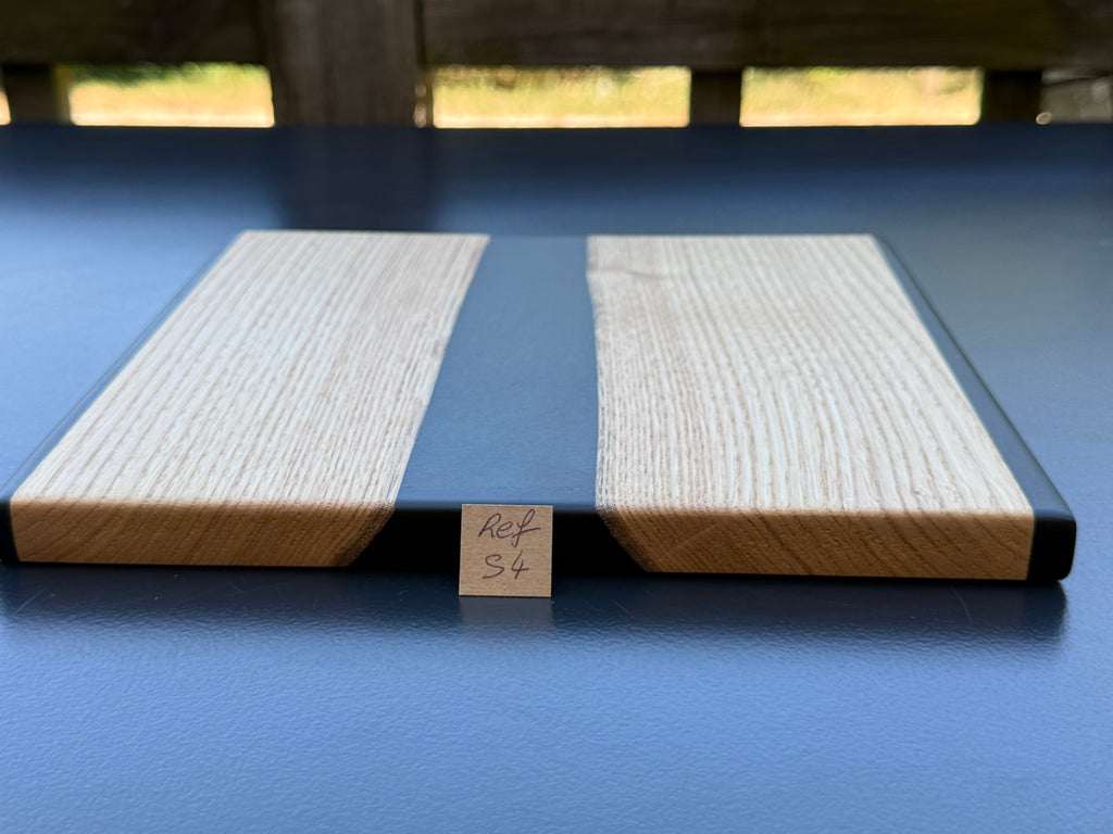 Plateau de service artisanal en bois et résine noire, forme carrée, référence S4 – vue 2