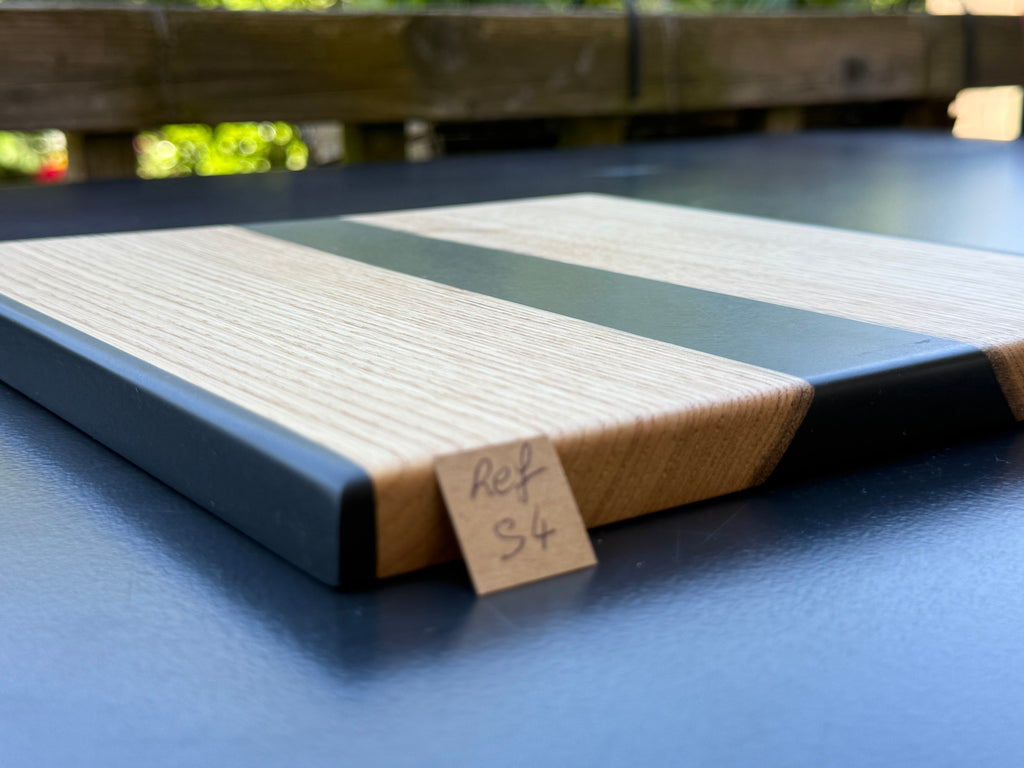 Plateau de service artisanal en bois et résine noire, forme carrée, référence S4 – vue 3