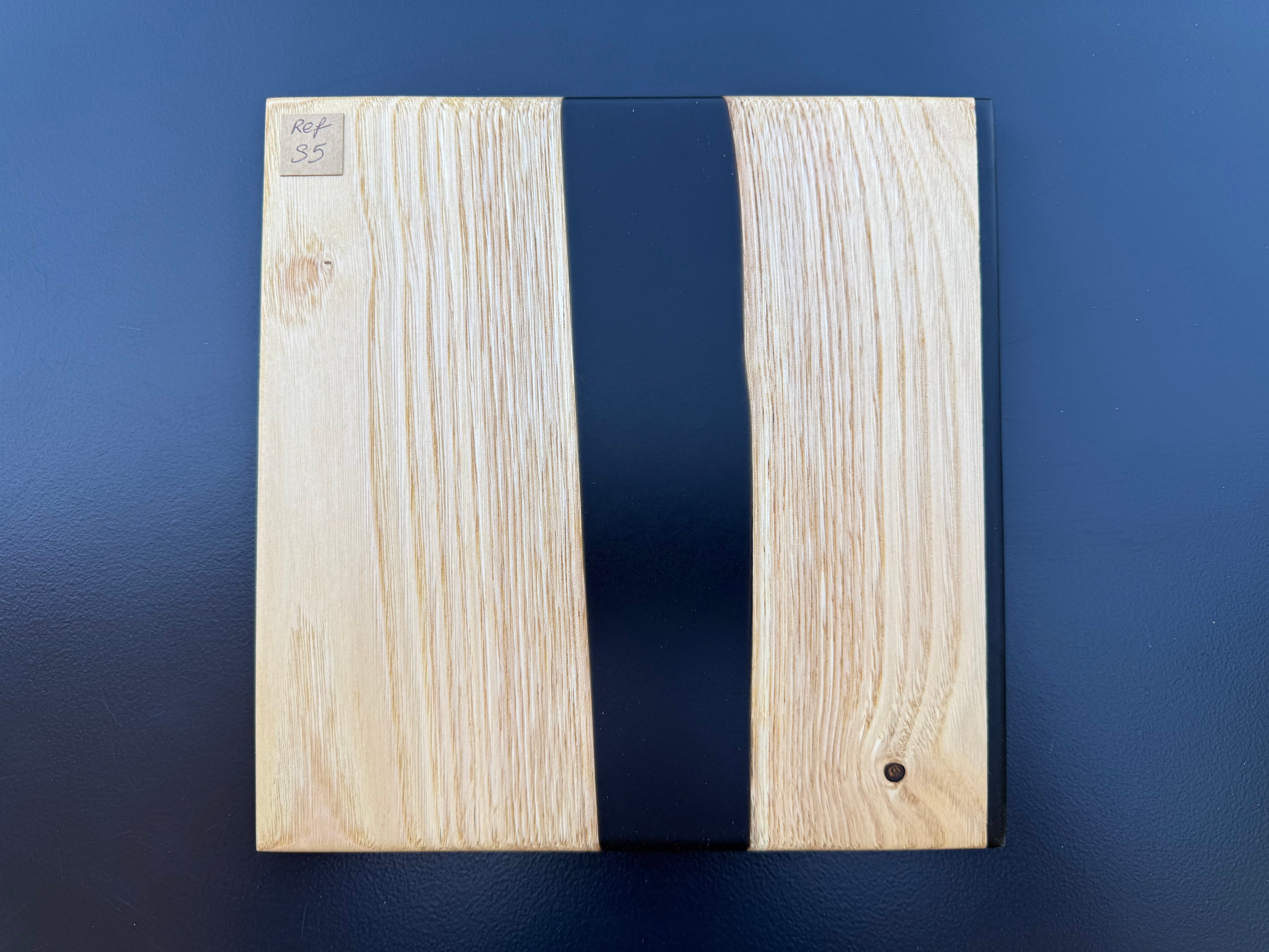 Plateau de service artisanal en bois et résine noire, forme carrée, référence S5