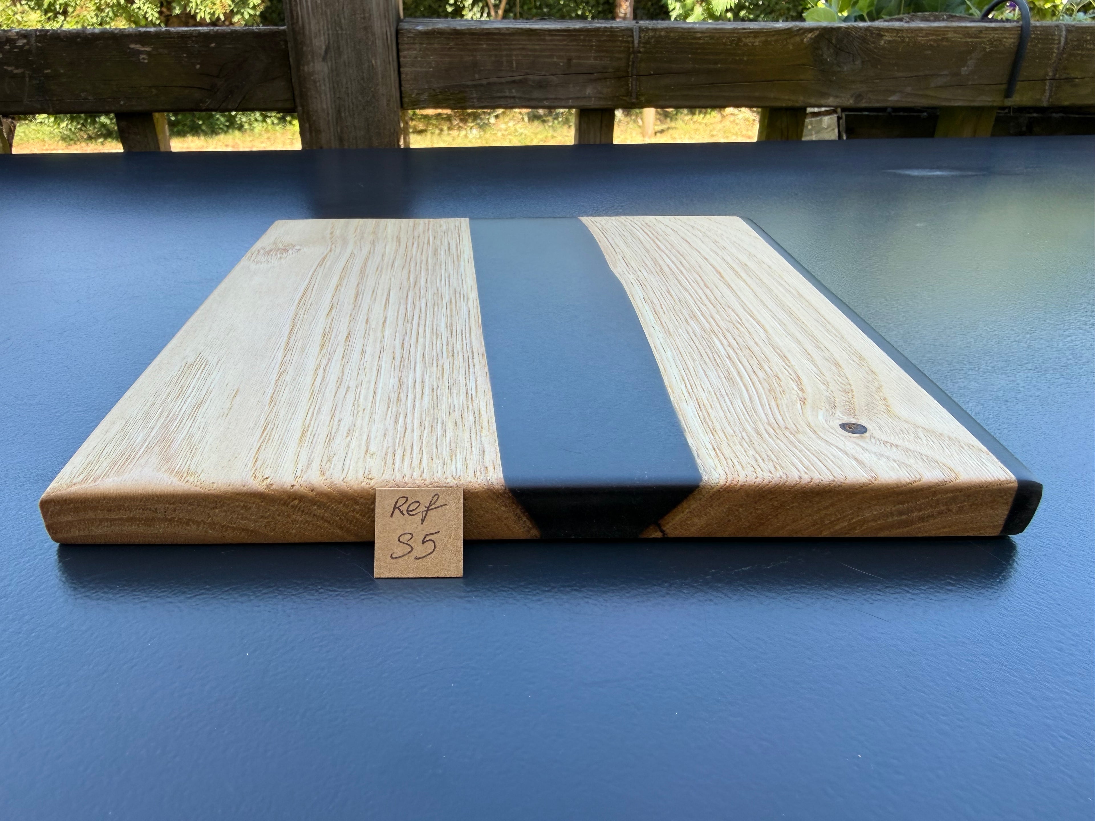 Plateau de service artisanal en bois et résine noire, forme carrée, référence S5 – vue 2
