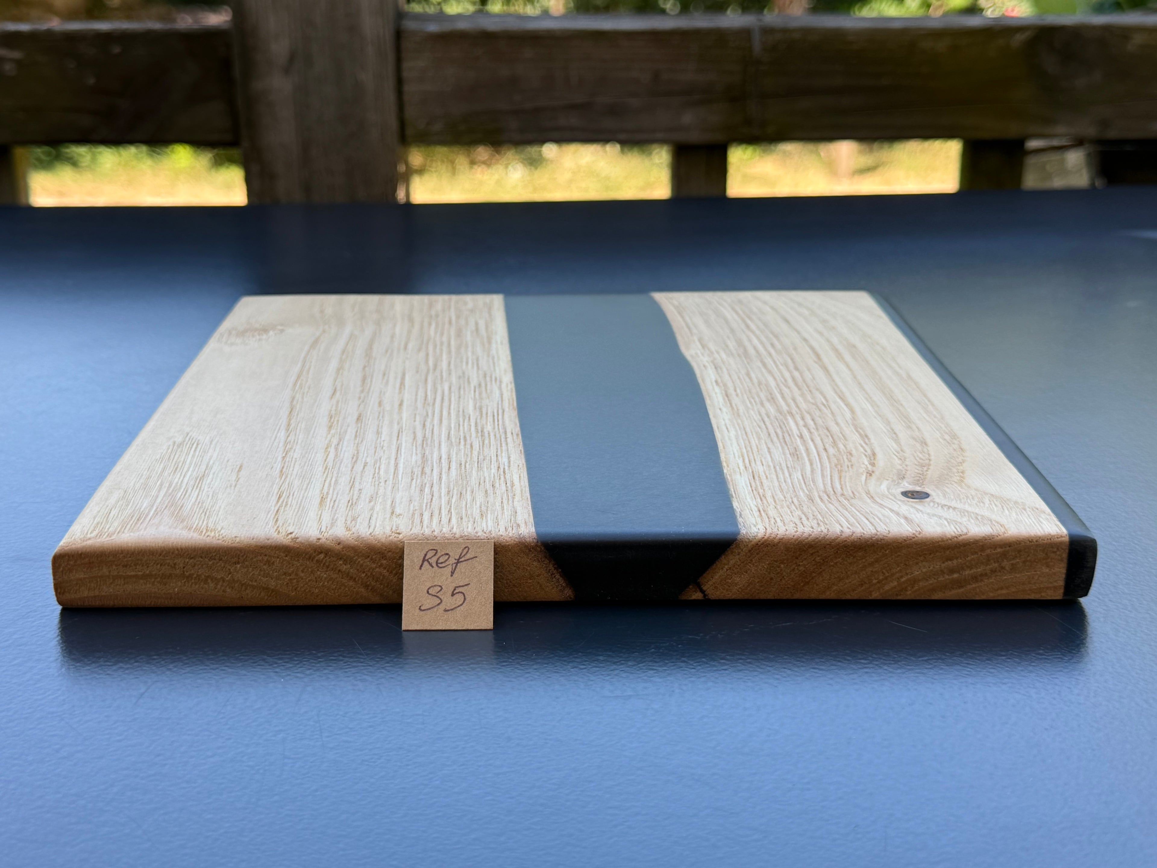 Plateau de service artisanal en bois et résine noire, forme carrée, référence S5 – vue 3