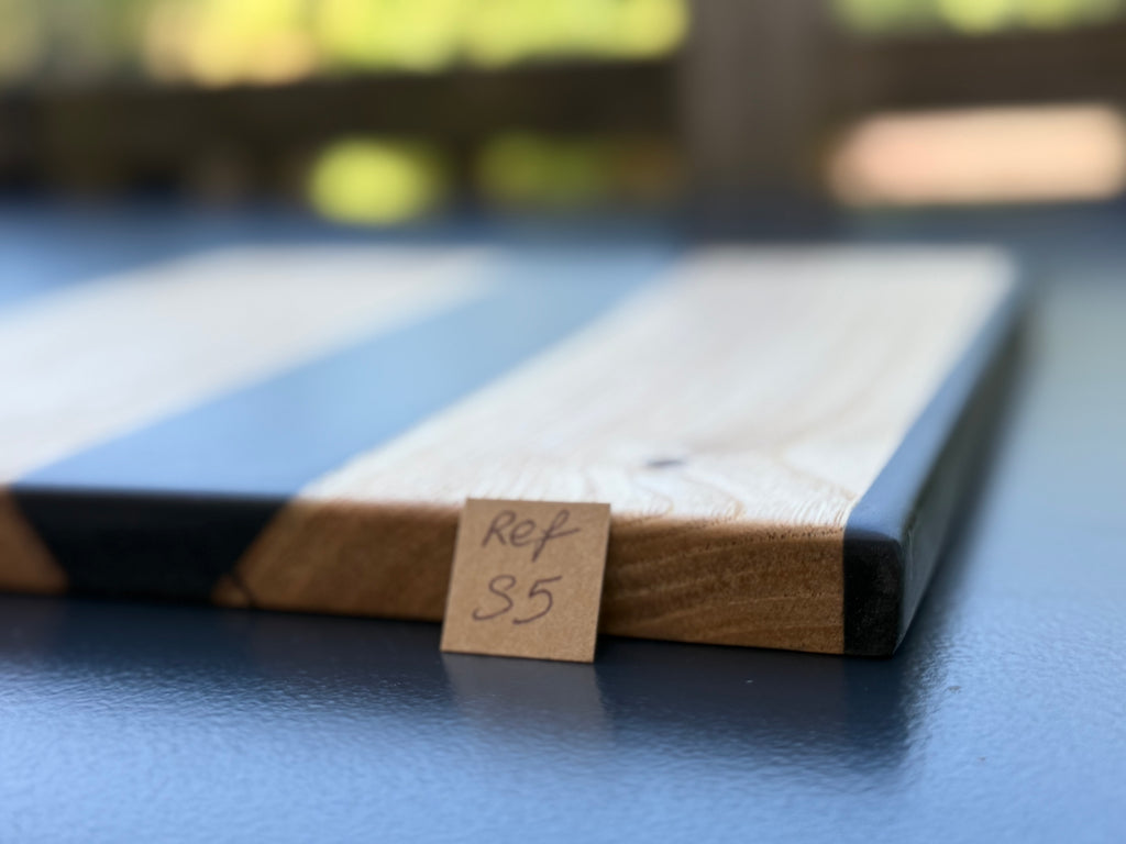 Plateau de service artisanal en bois et résine noire, forme carrée, référence S5 – vue 4