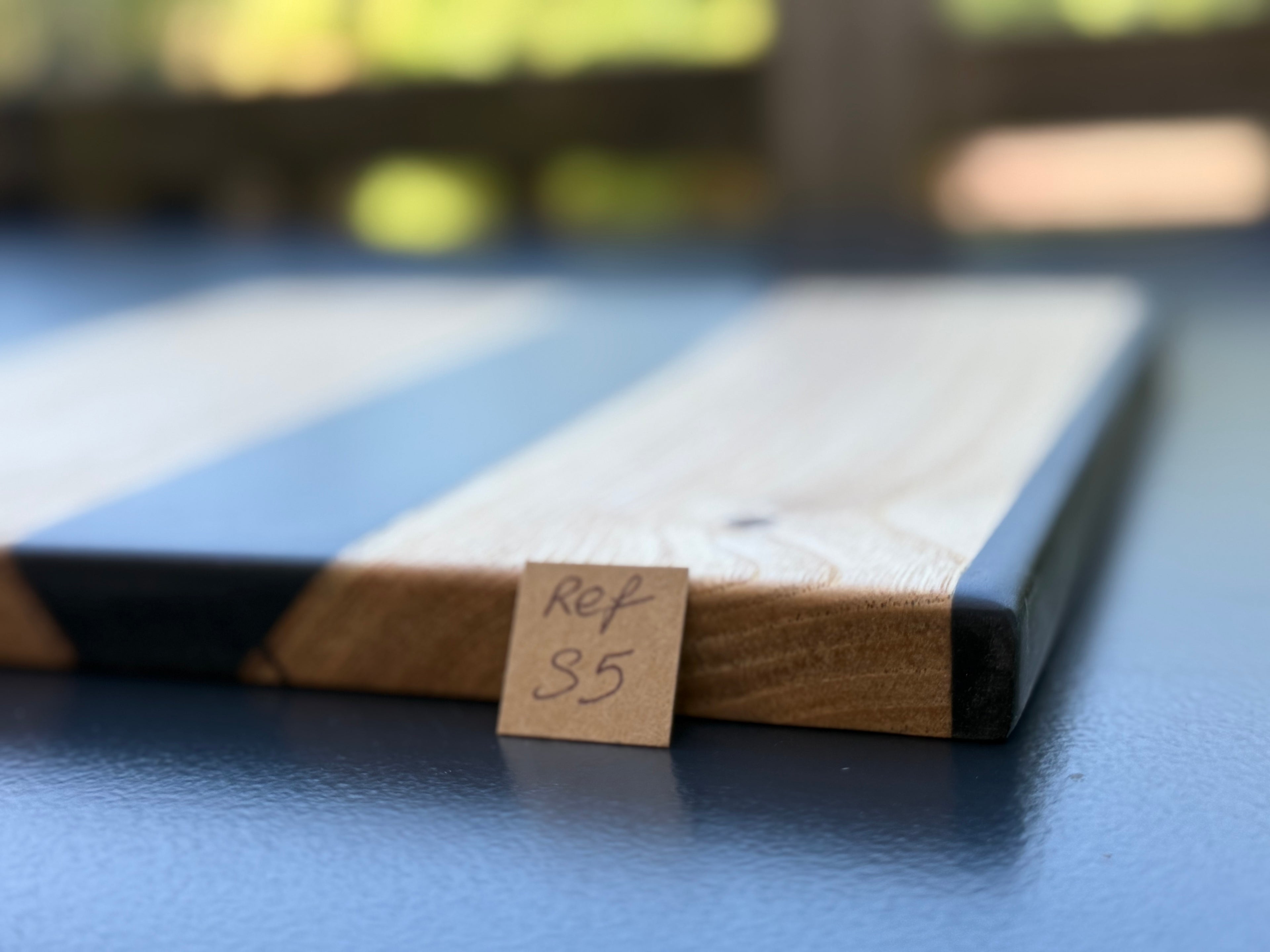 Plateau de service artisanal en bois et résine noire, forme carrée, référence S5 – vue 4
