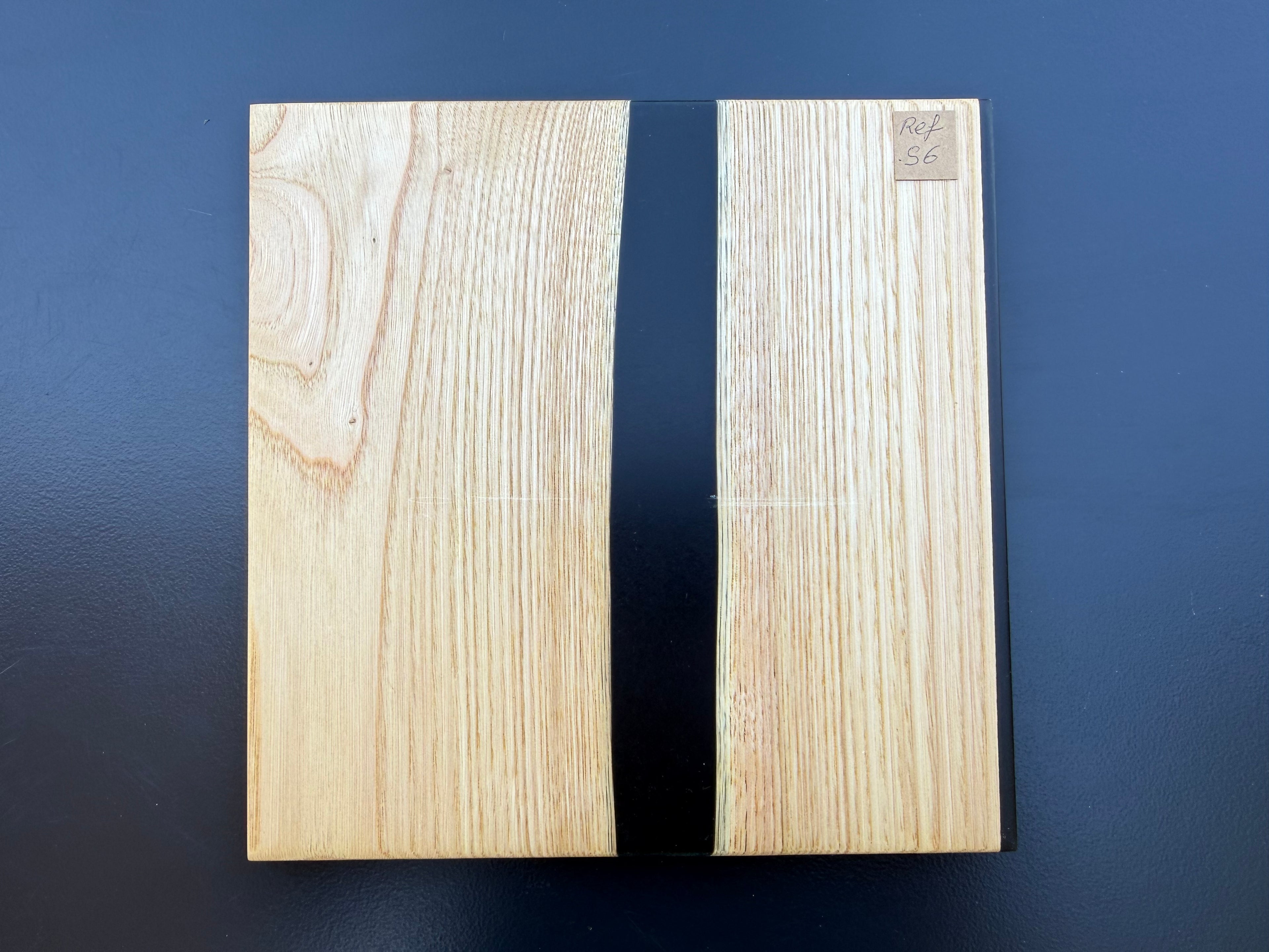 Plateau de service artisanal en bois et résine noire, forme carrée, référence S6