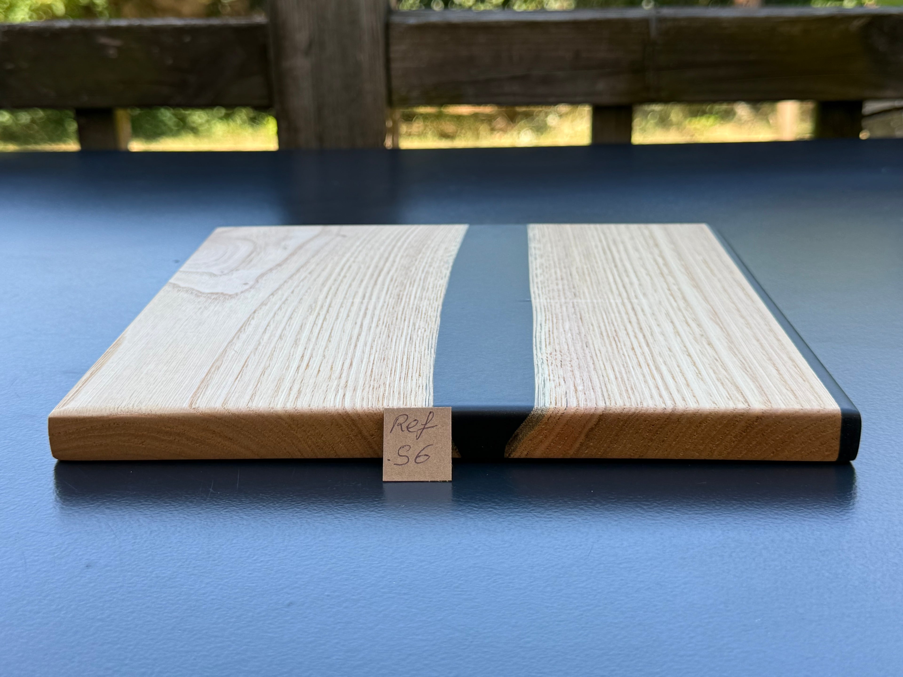 Plateau de service artisanal en bois et résine noire, forme carrée, référence S6 – vue 2