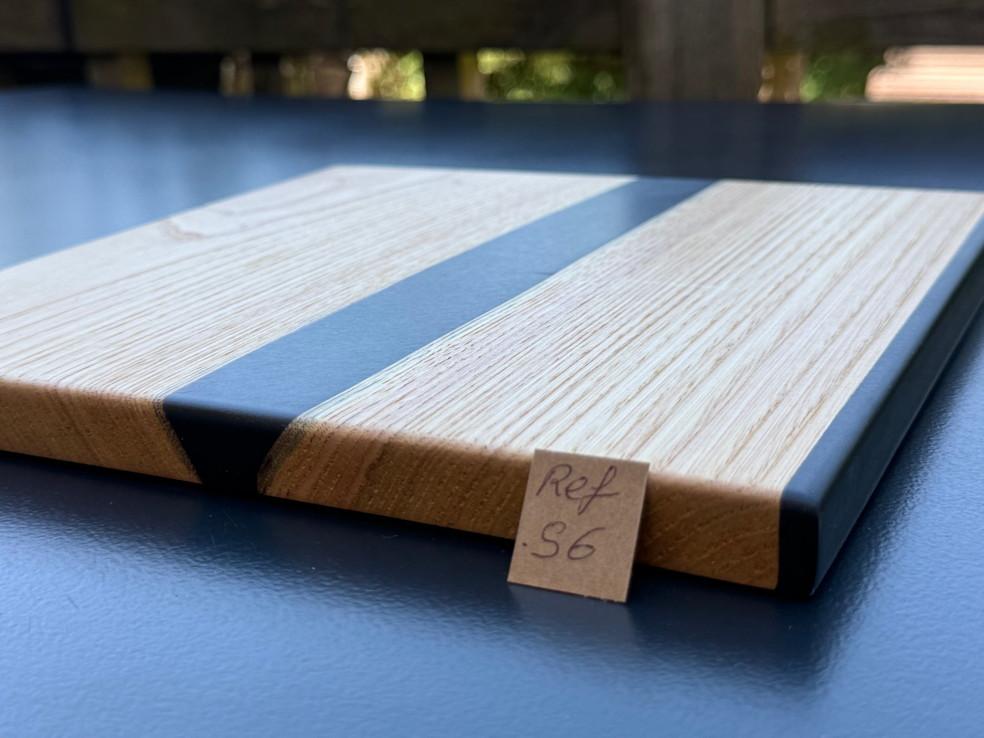 Plateau de service artisanal en bois et résine noire, forme carrée, référence S6 – vue 3