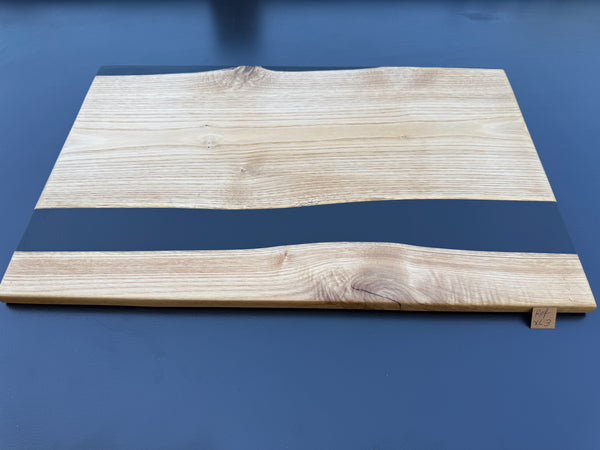 Plateau de service artisanal en bois et résine noire, forme carrée, référence XL3