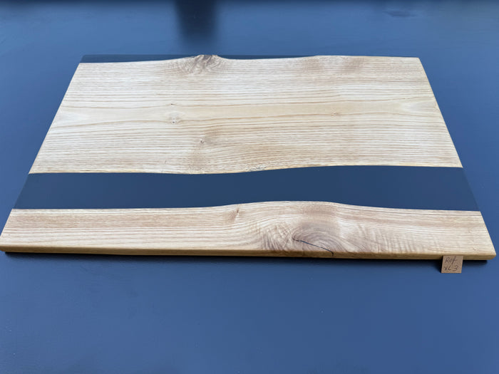 Plateau de service artisanal en bois et résine noire, forme carrée, référence XL3
