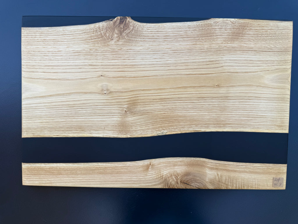 Plateau de service artisanal en bois et résine noire, forme carrée, référence XL3 – vue 2