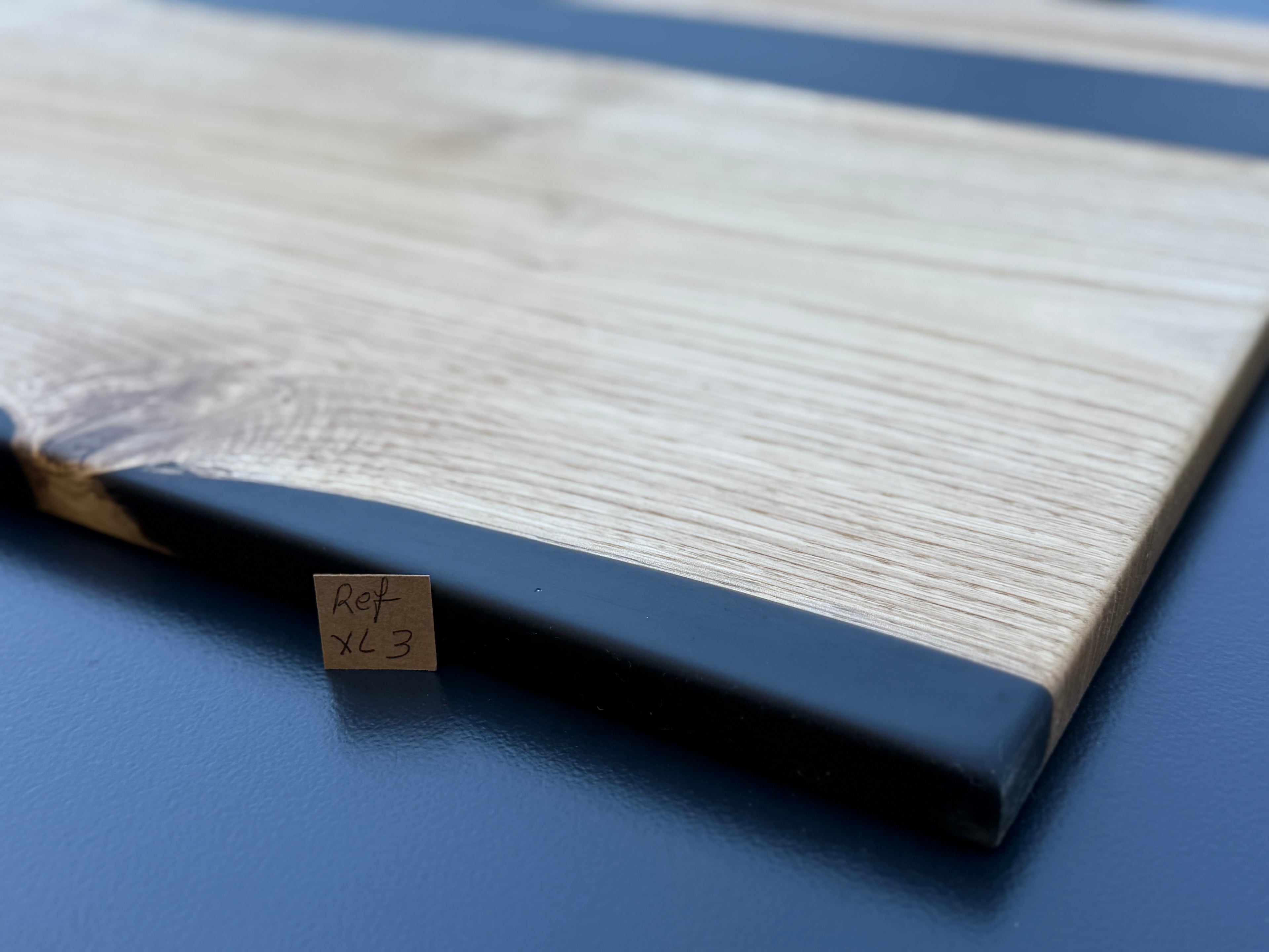 Plateau de service artisanal en bois et résine noire, forme carrée, référence XL3 – vue 3