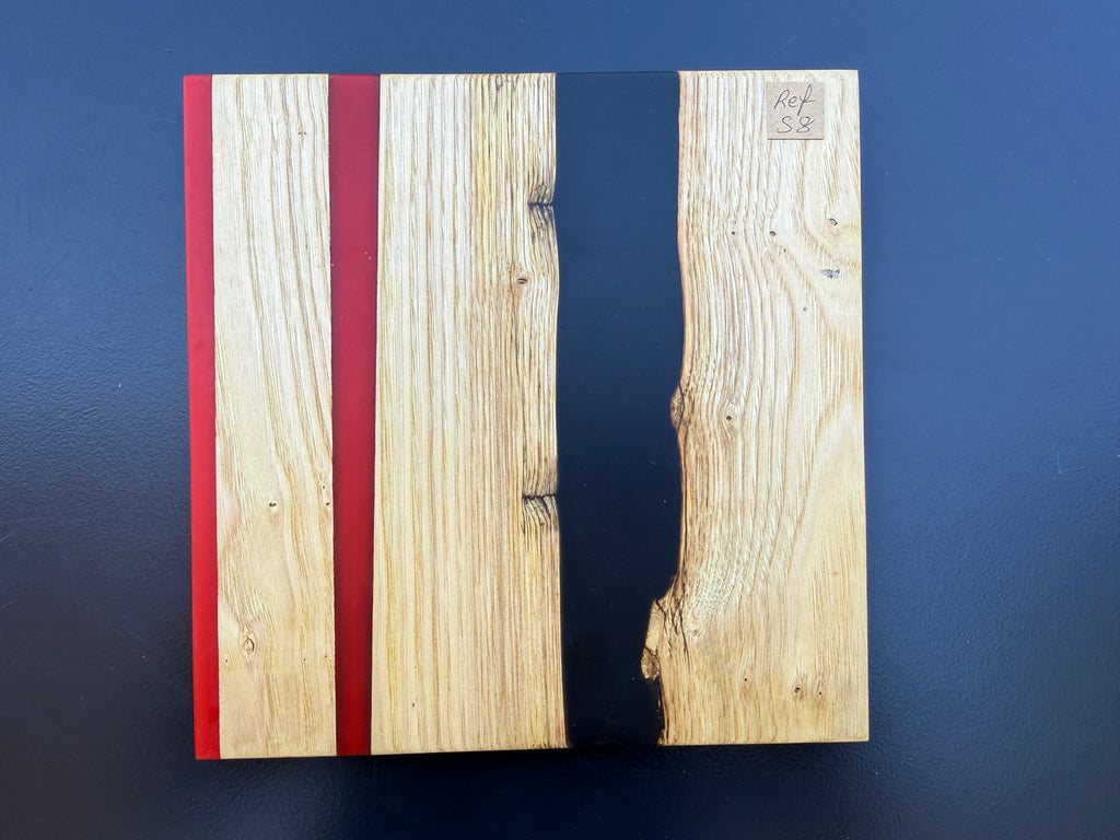 Plateau de service artisanal en bois et résine rouge et noire, forme carrée, référence S8