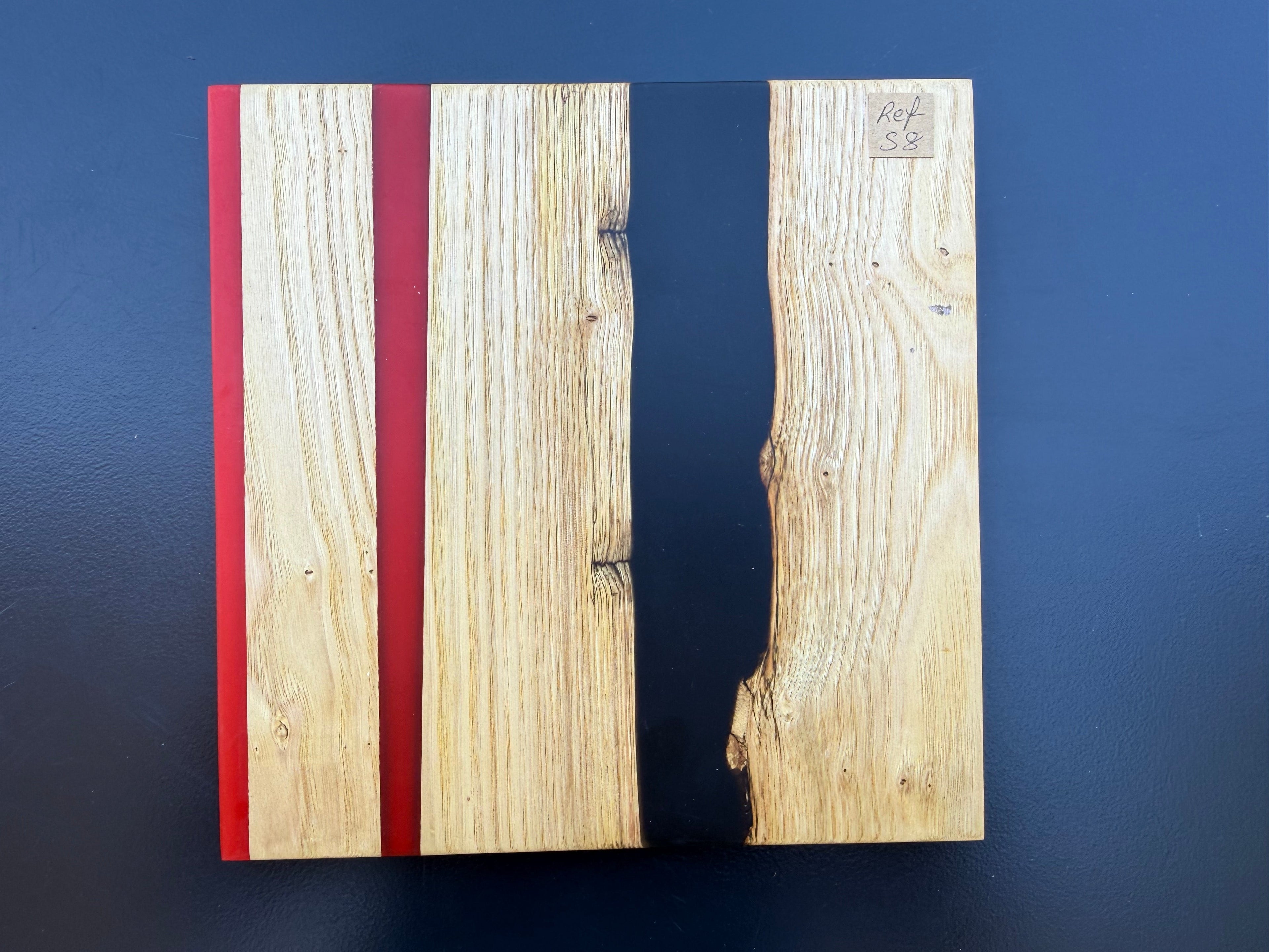 Plateau de service artisanal en bois et résine rouge et noire, forme carrée, référence S8