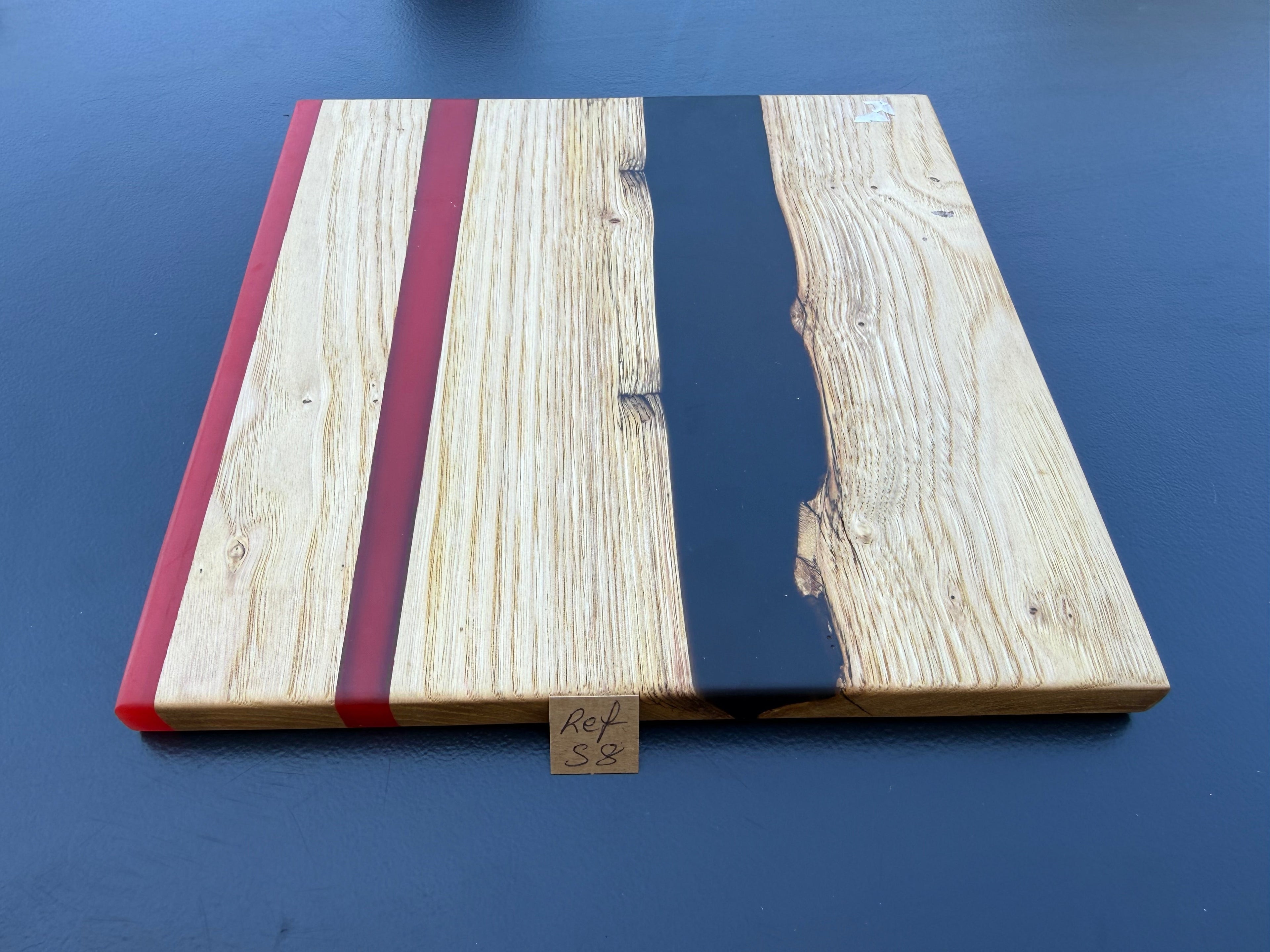 Plateau de service artisanal en bois et résine rouge et noire, forme carrée, référence S8 – vue 2