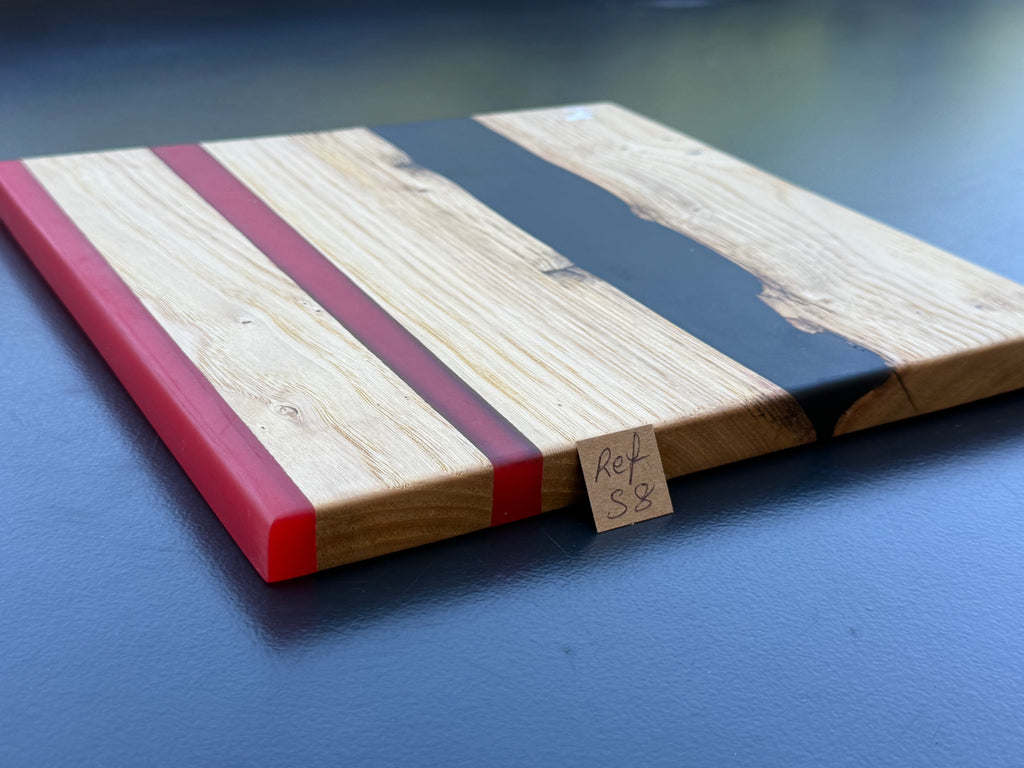 Plateau de service artisanal en bois et résine rouge et noire, forme carrée, référence S8 – vue 3
